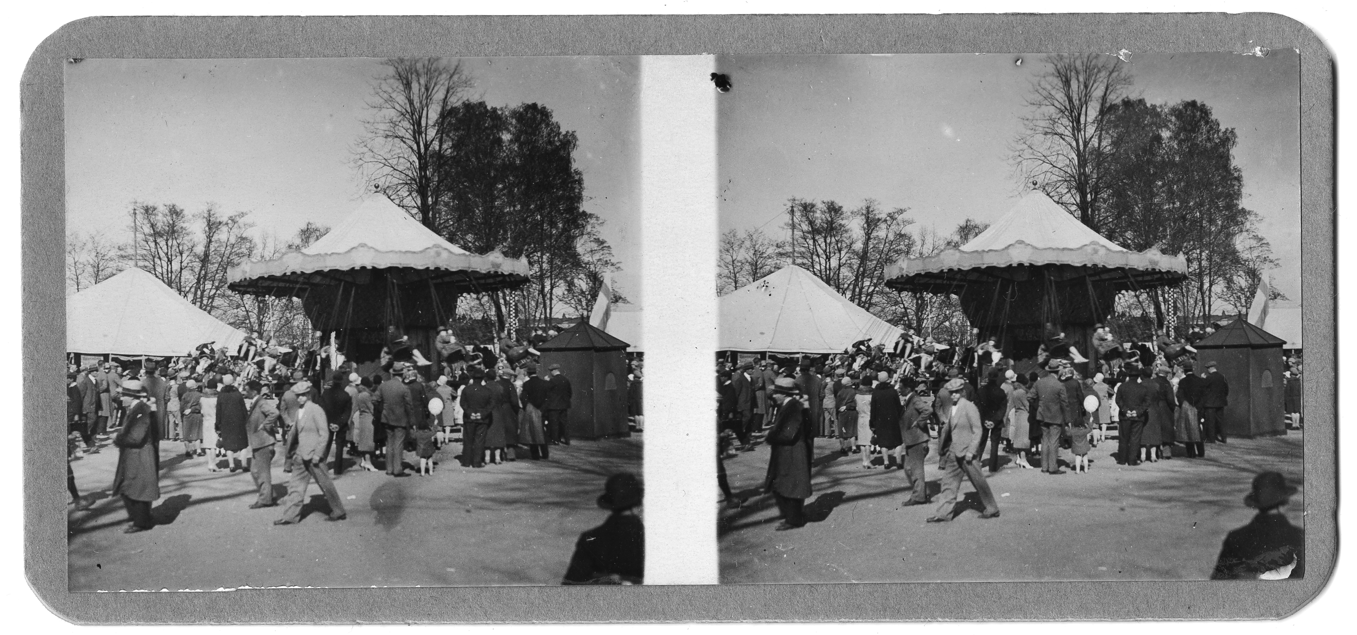 Tivolin ketjukaruselli Hesperian puistossa toukokuussa 1930. Stereografinen kuva.