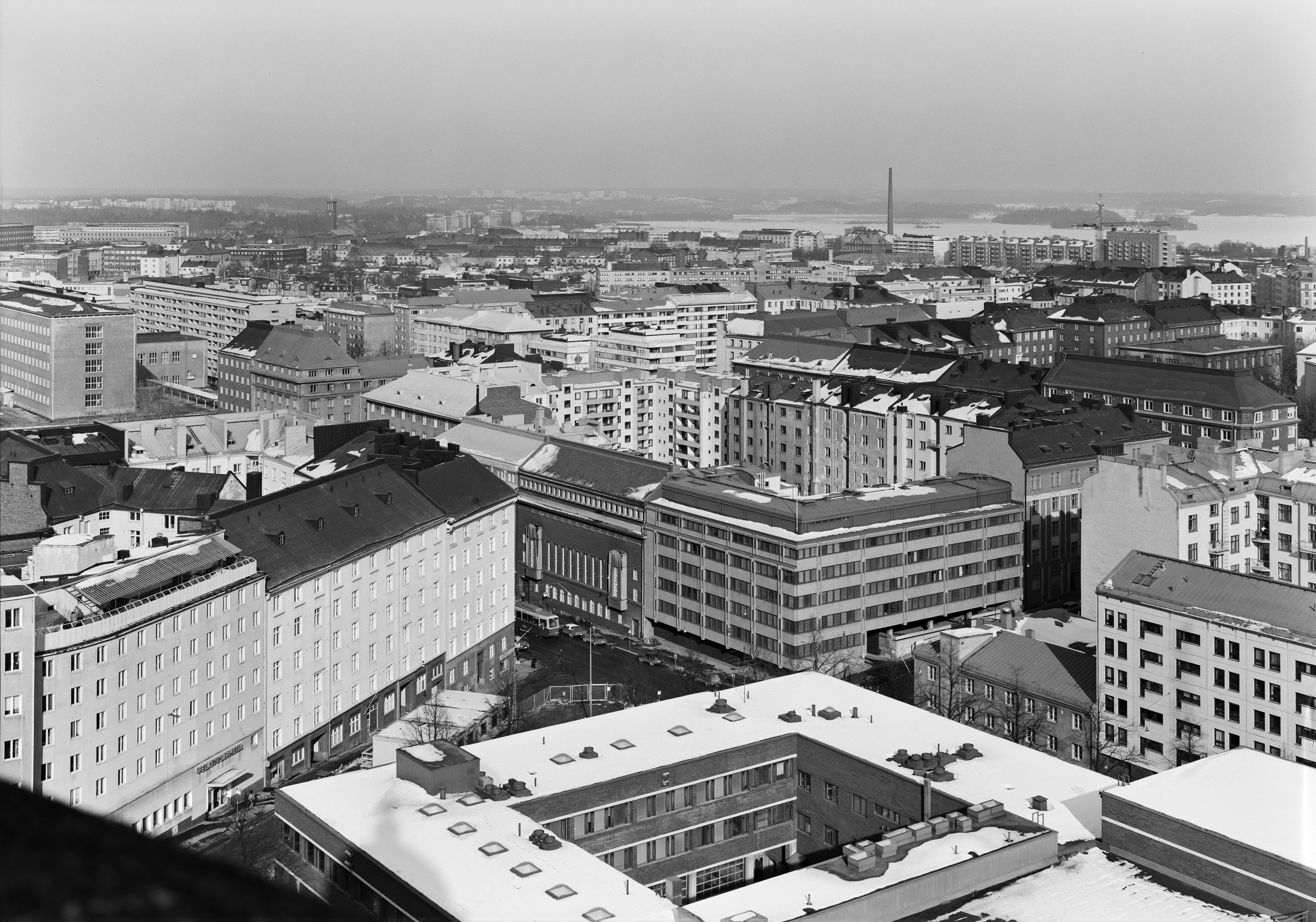 Panoraama Kallion kirkon tornista koilliseen. Etualalla Kallion paloasema, vasemmalla Castréninkatu 26, 28, 30; keskellä Kaarlenkatu 5, 7, 9, 11.