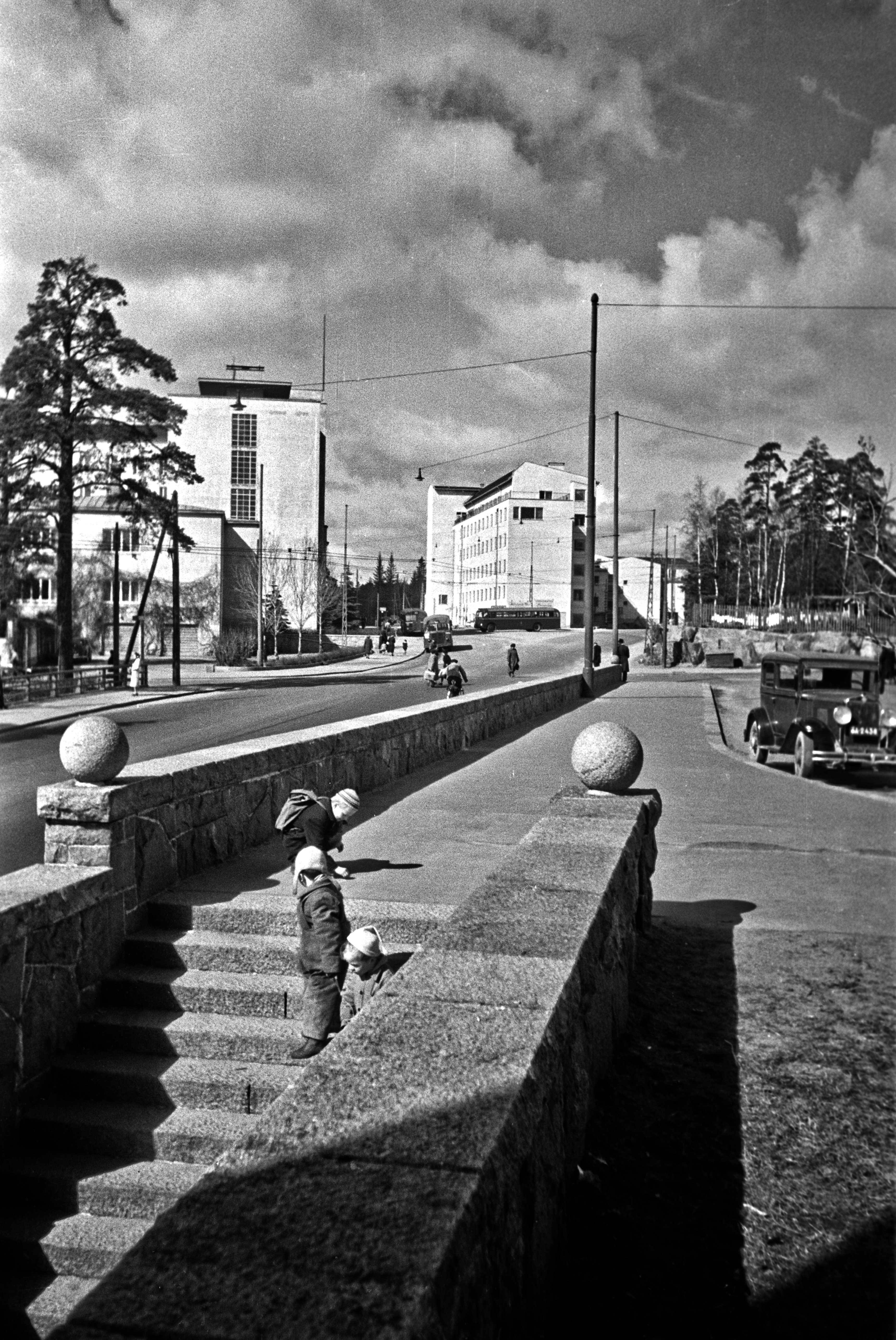 Lapset leikkimässä portaissa Topeliuksenkadun ja Stenbäckinkadun risteyksen kohdalla