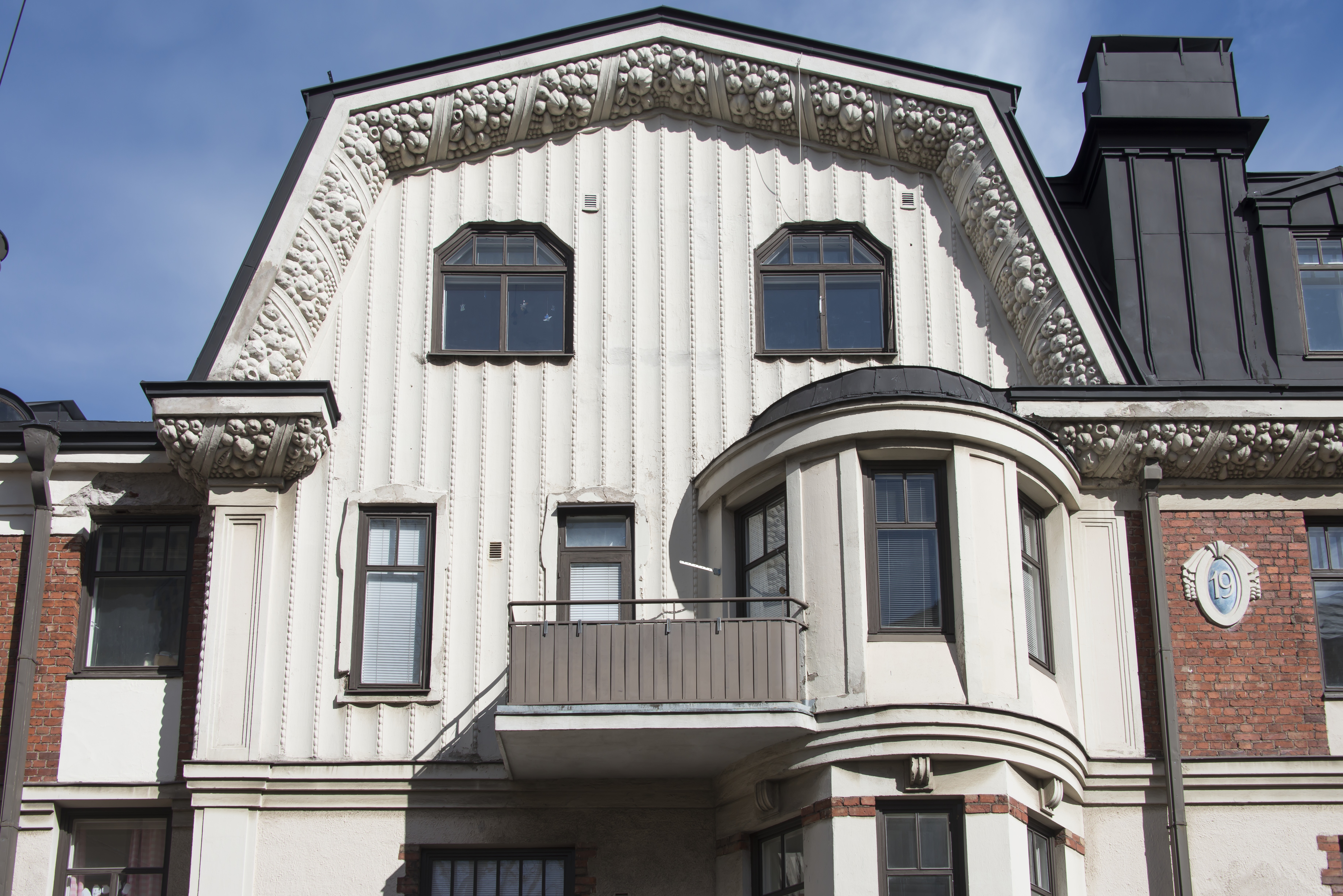 Kristianinkatu 7. Oiva Kallion 1910 suunnitelmien mukaan toteutettu 1880-luvun alussa rakennetun matalan kivitalon laajentaminen ja muodistaminen. Julkisivun yksityiskohtia.