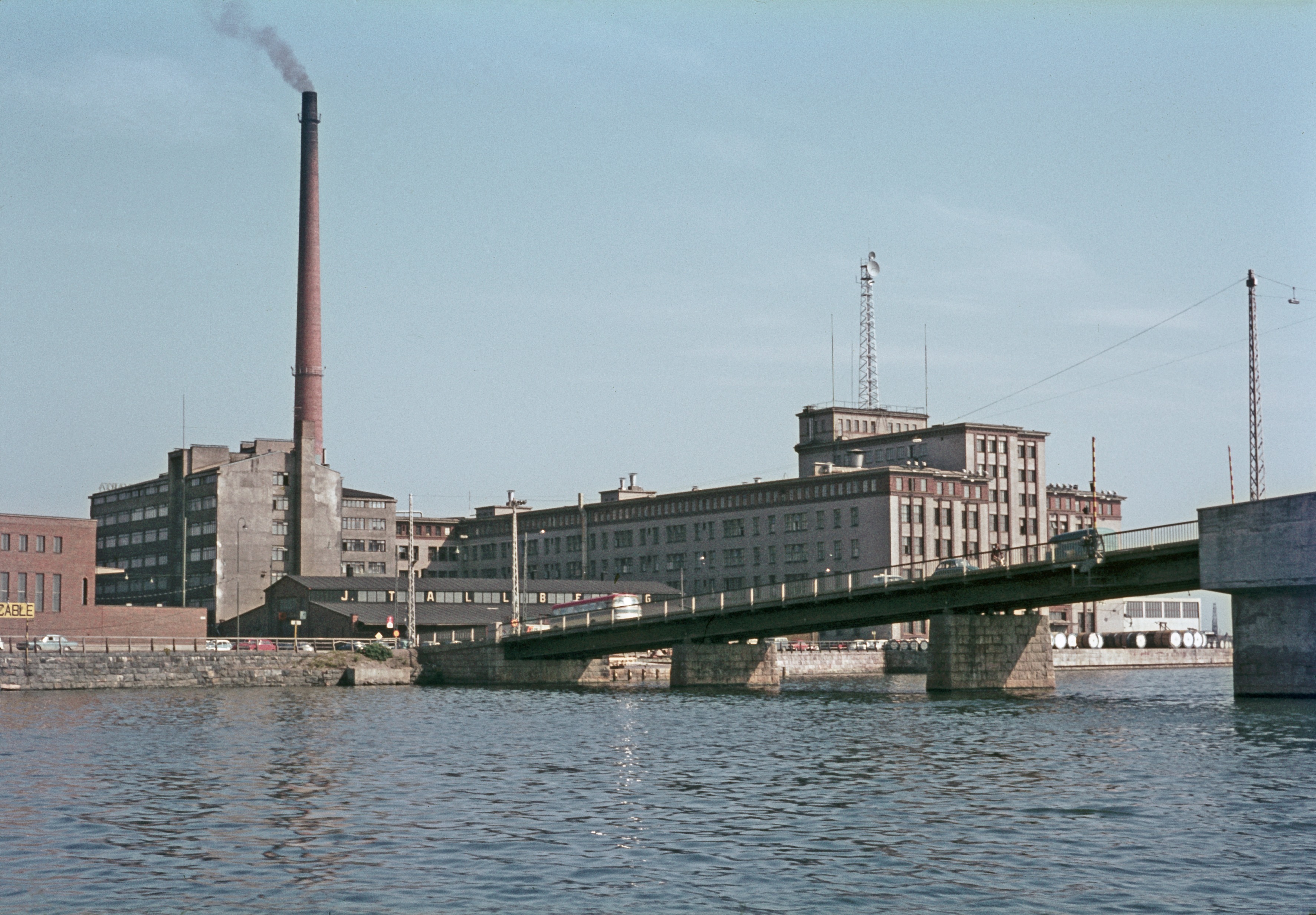 Lauttasaaren vanha silta (purettu ja korvattu uudella 1969), Suomen Kaapelitehdas ja Julius Tallberg Oy:n varasto.