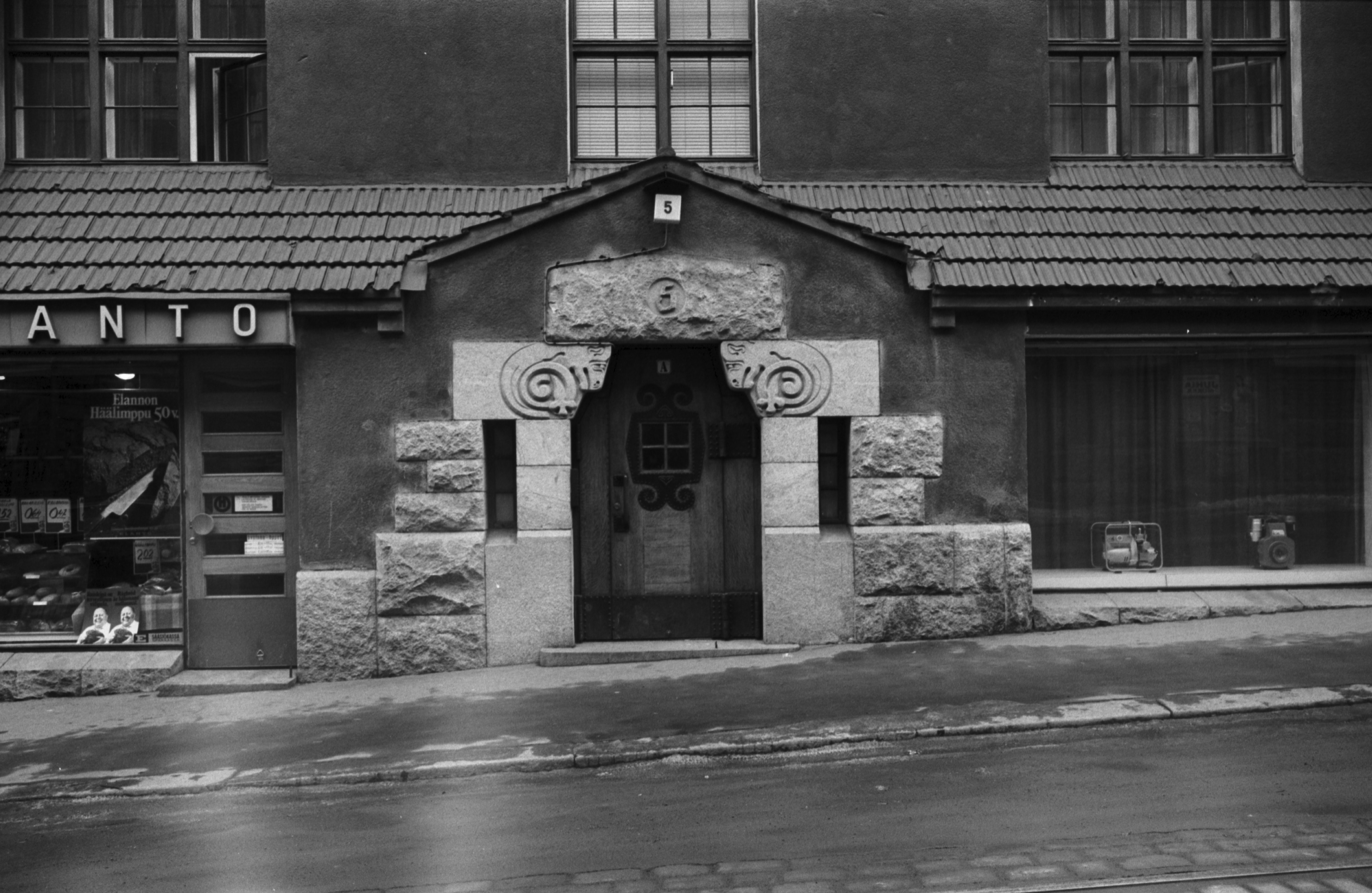 Luotsikatu 5. Luotsikatu 5:n jugendtalon A-portaan sisäänkäynti. Vasemmalla Elannon kivijalkamyymälä.