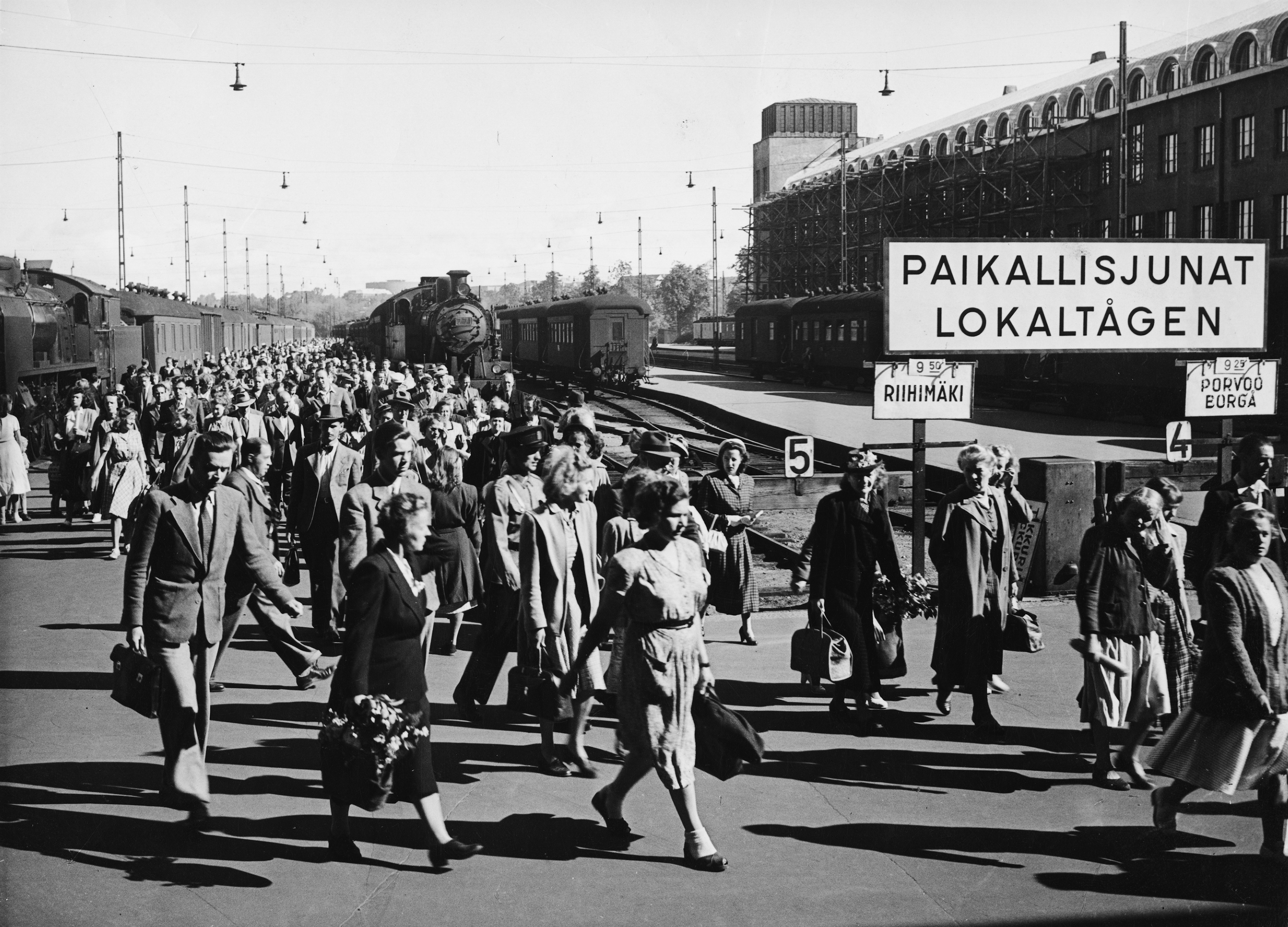 Saapuvia paikallisjunien matkustajia Helsingin rautatieasemalla