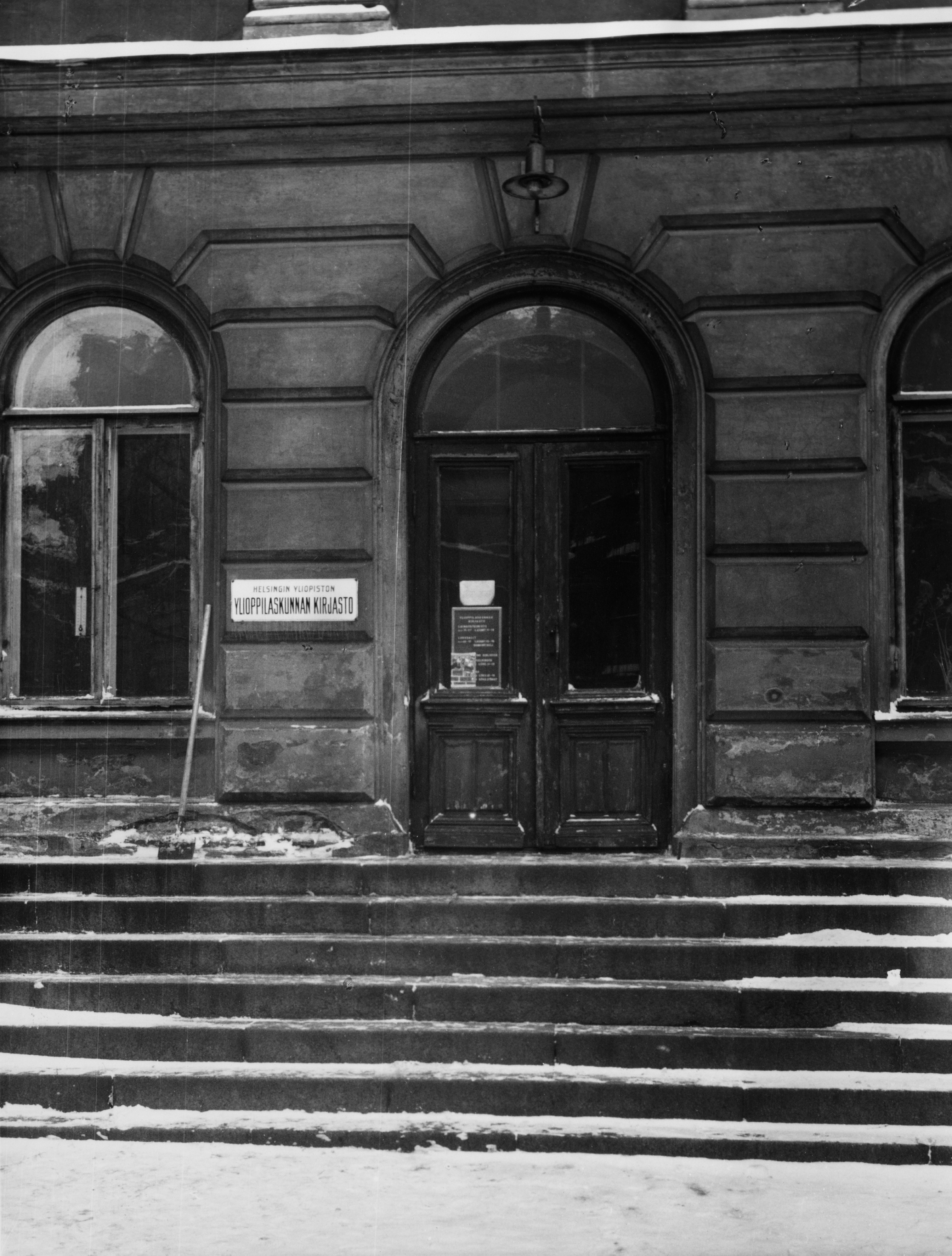 Helsingin yliopiston ylioppilaskunnan kirjasto. Mannerheimintie 5. Kaivopihan kirjastotalo purettiin v. 1955.
