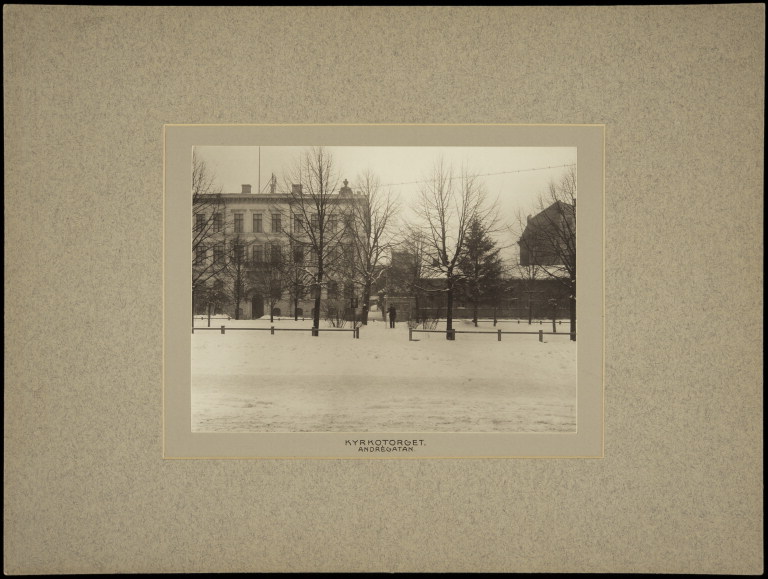 Talvinen näkymä Antinkadulta (=Lönnrotinkatu), Vanhan kirkon edestä, kohti Kirkkotoria (=Lönnrotin puistikko)