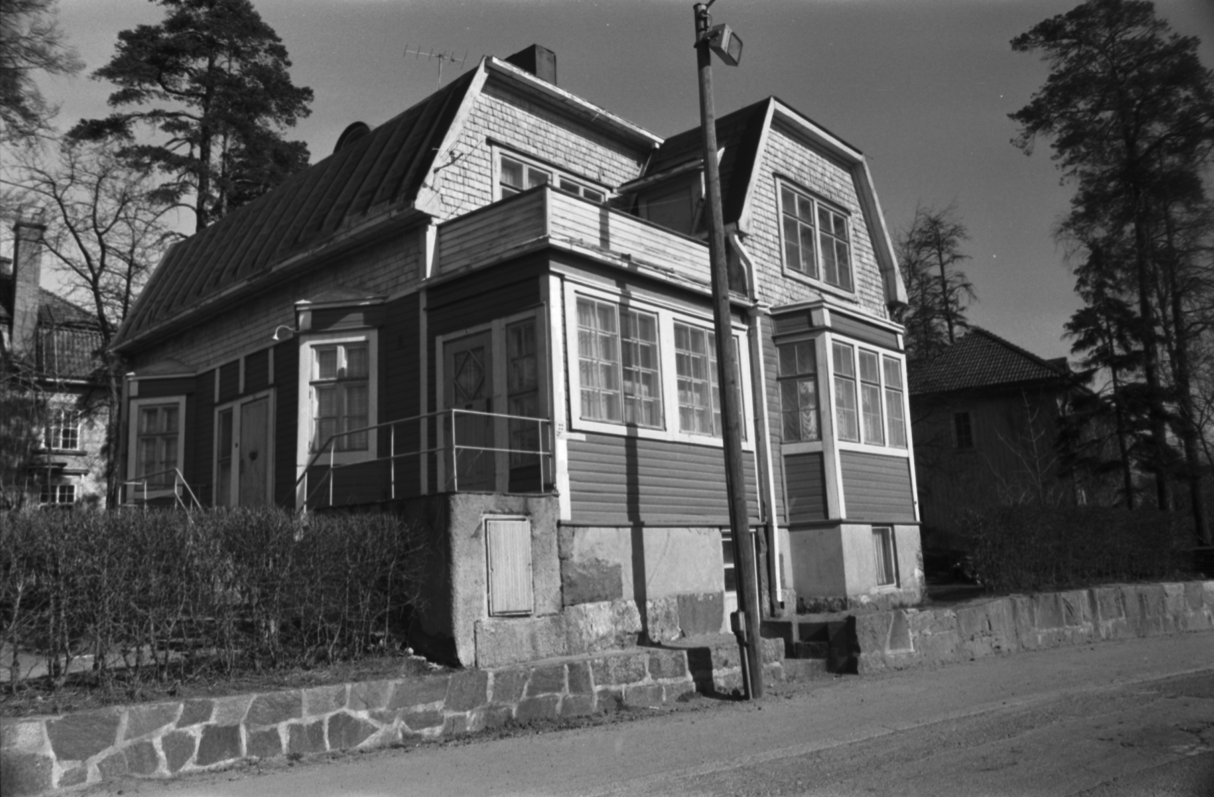 Kulosaaren Parkway 20. Wooden house on the side of Kulosaaren parks in Kulosaare