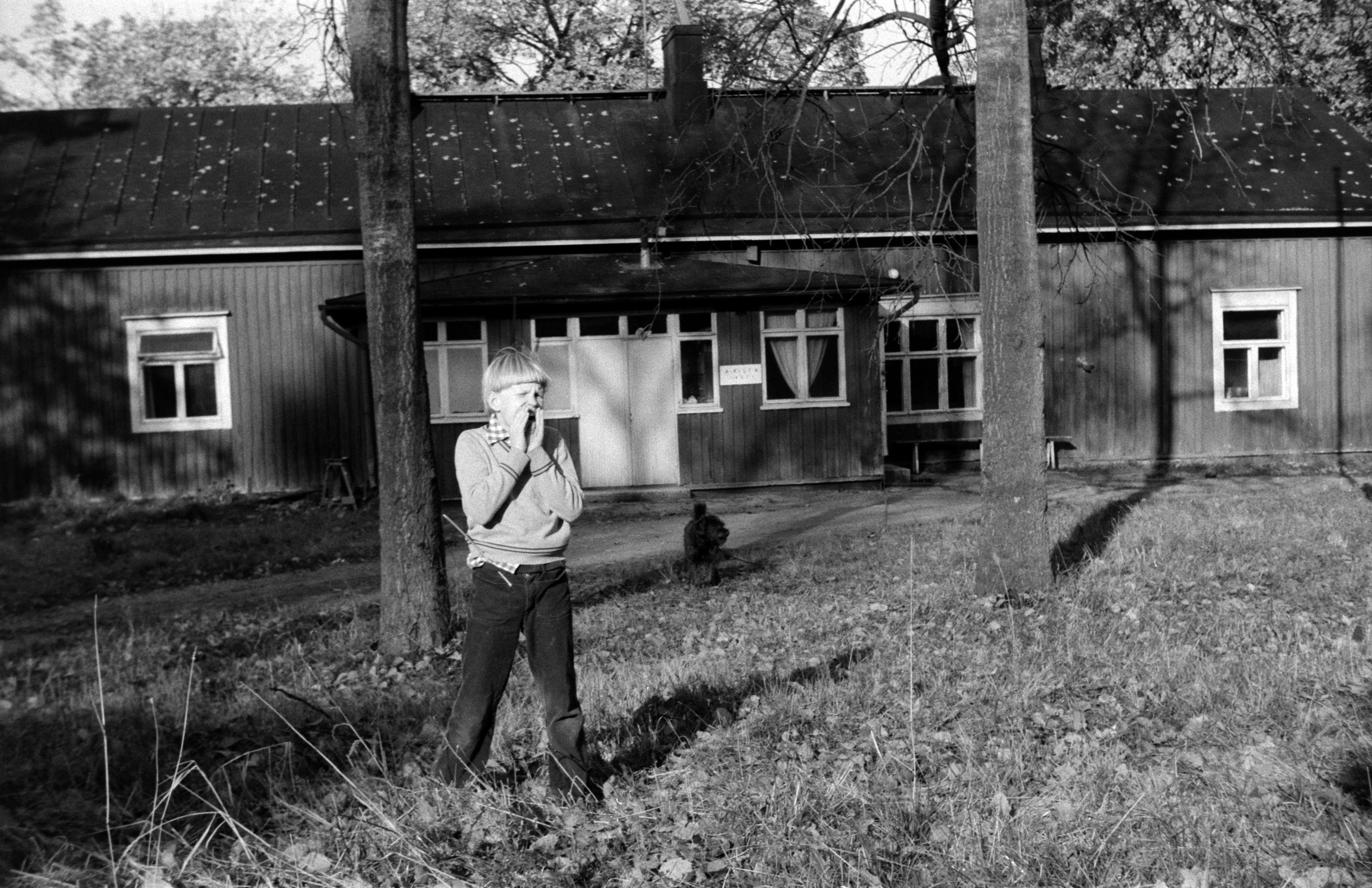 Poika oppilaskoti Toivolan pihassa. Kuvannut Jarno Peltonen vuonna 1974.