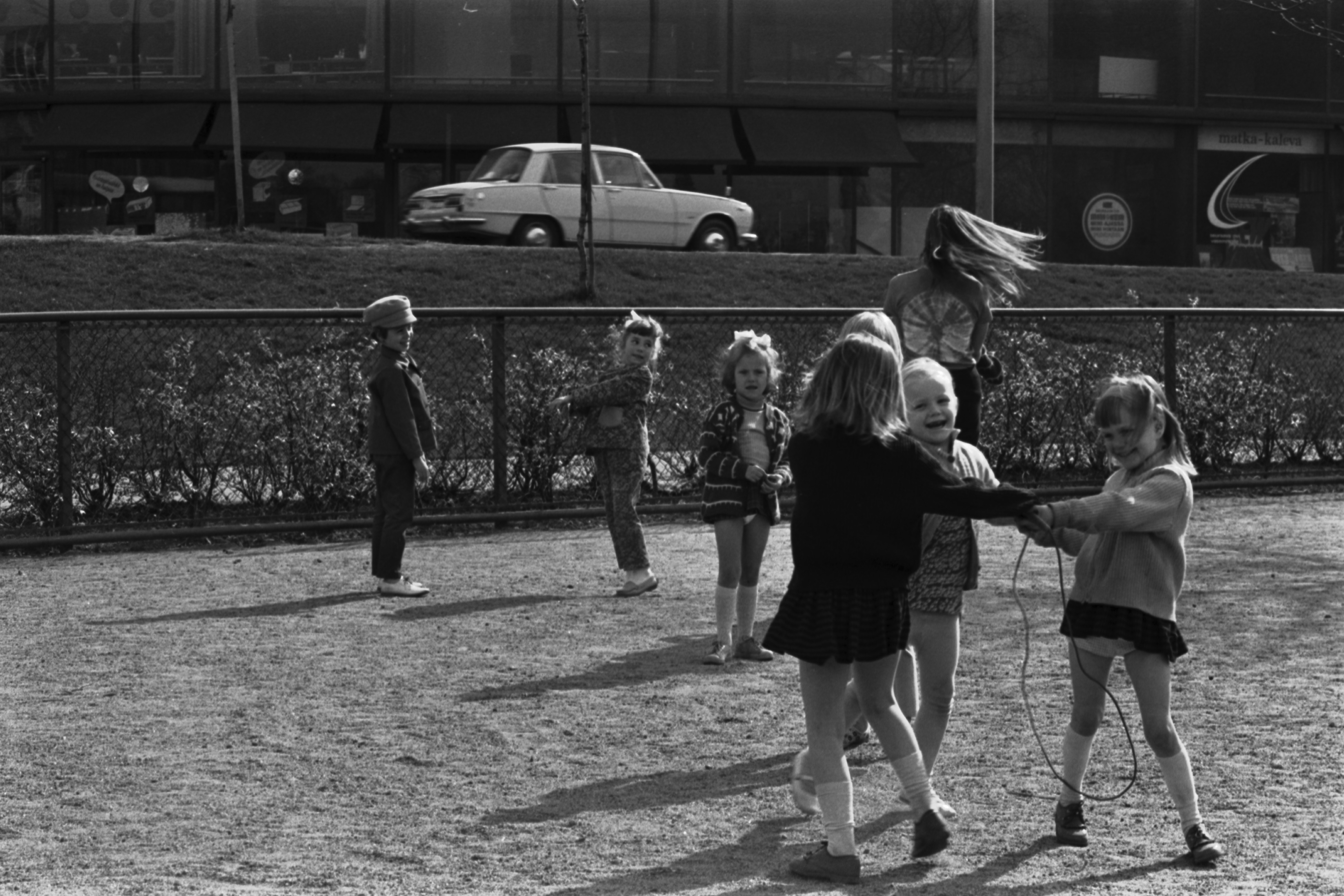 Tokoinranta. Lapsia piirileikissä Eläintarhantien ja Säästöpankinrannan kulmauksessa olevassa puistossa.