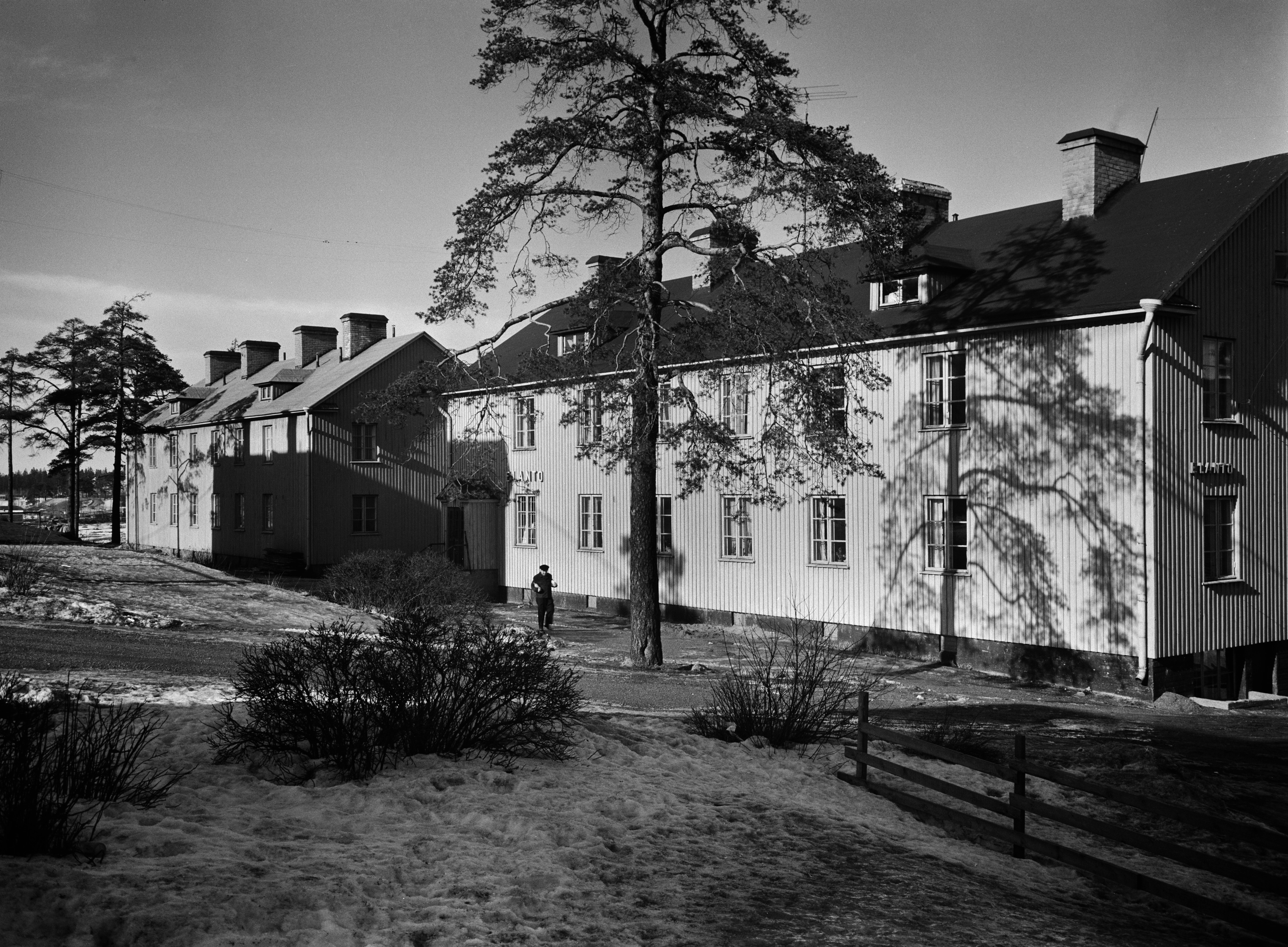 Kunnalliset työväenasunnot, talot IV ja X, Karstulantie 2-8.