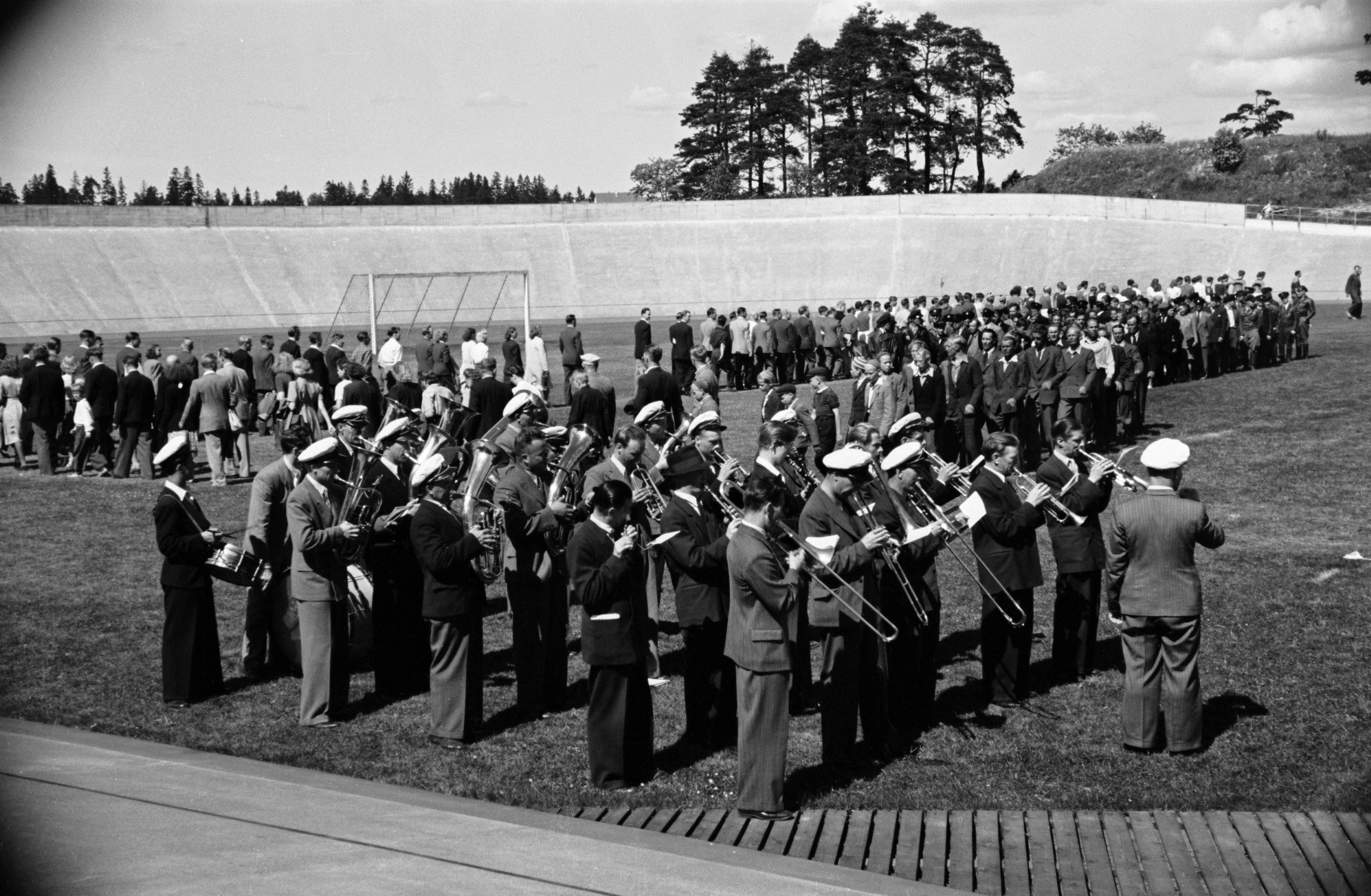 Velodrom, Helsingin pyöräilystadion, Suomen Työväen Urheiluliiton (TUL) tilaisuus, puhallinorkesteri säestää alkumarssia.