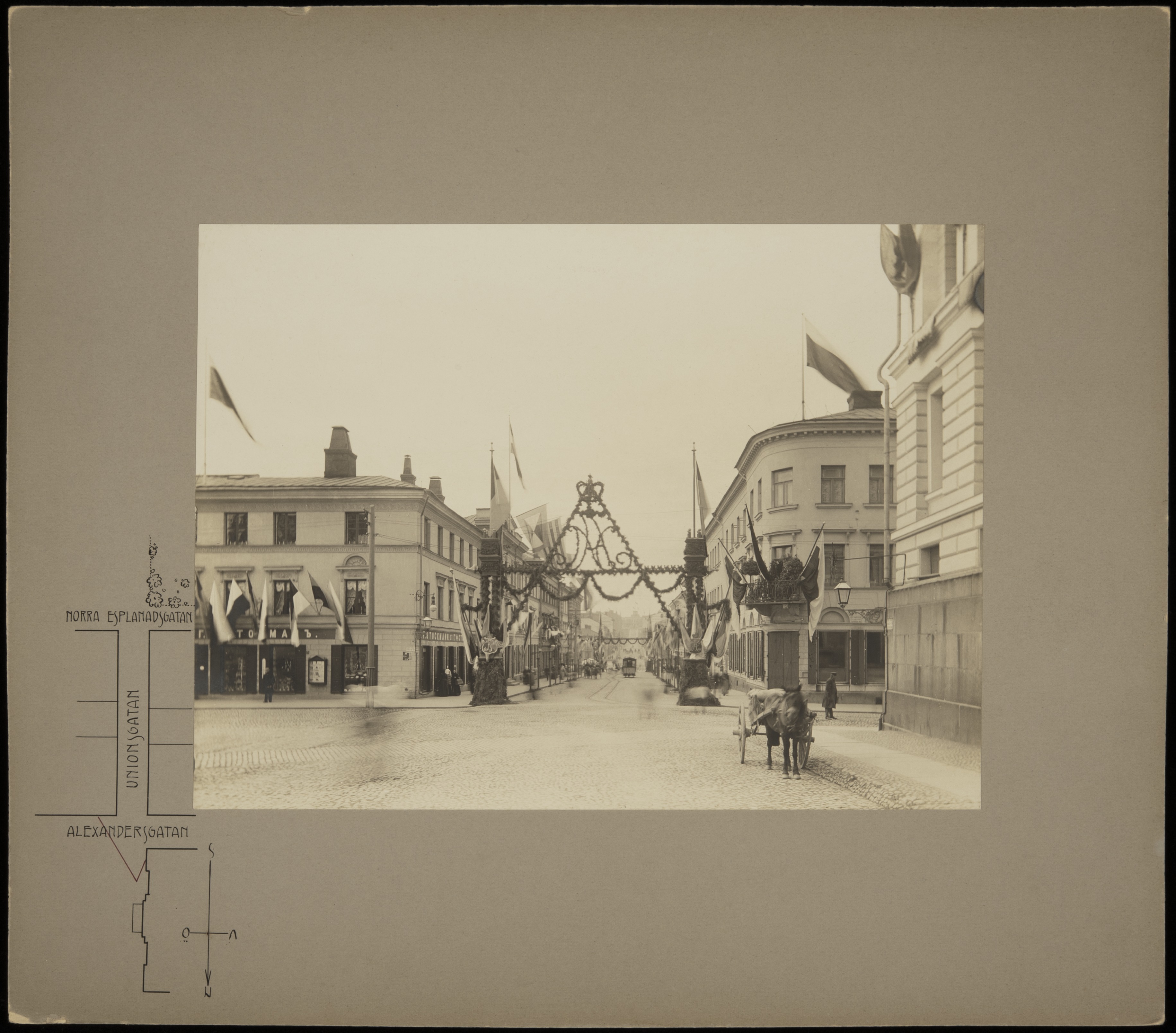 Kruunajaiskoristelua Unioninkadulla Pohjois-Esplanaadikadun (=Pohjoisesplanadi) ja Aleksanterinkadun välillä keisari Nikolai II:n kruunajaisten johdosta.