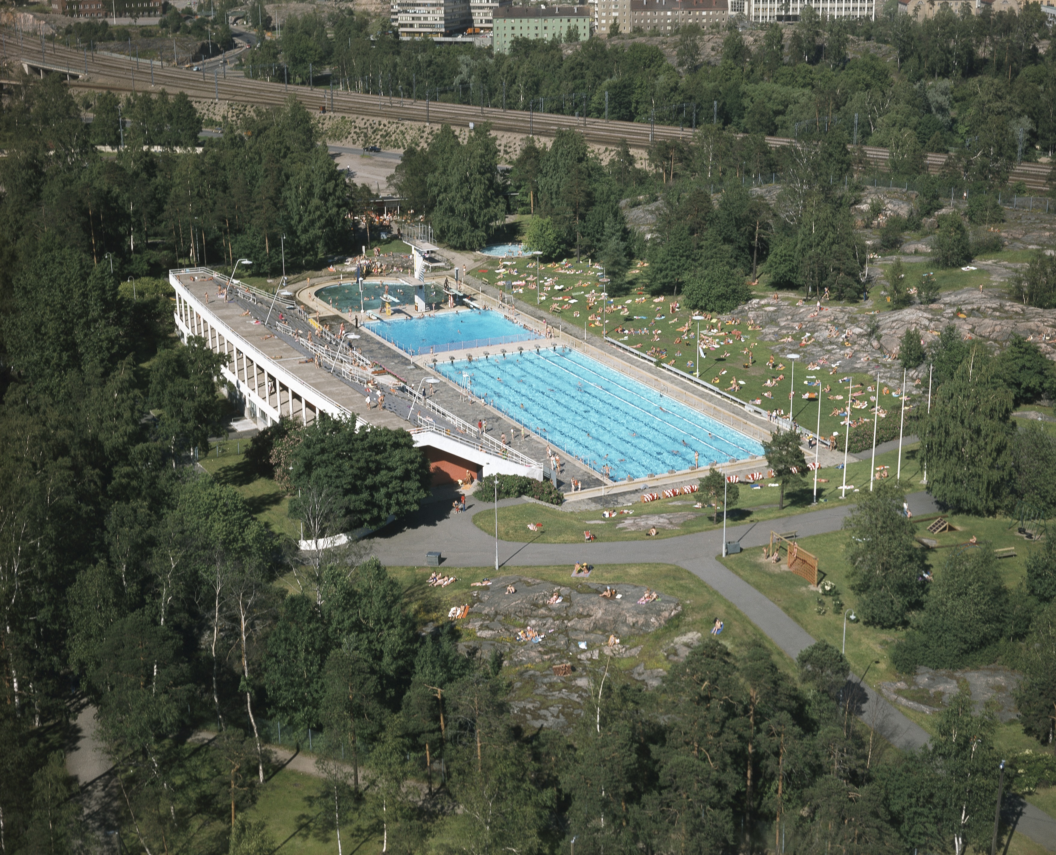Taka-Töölö, keskellä uimastadion.