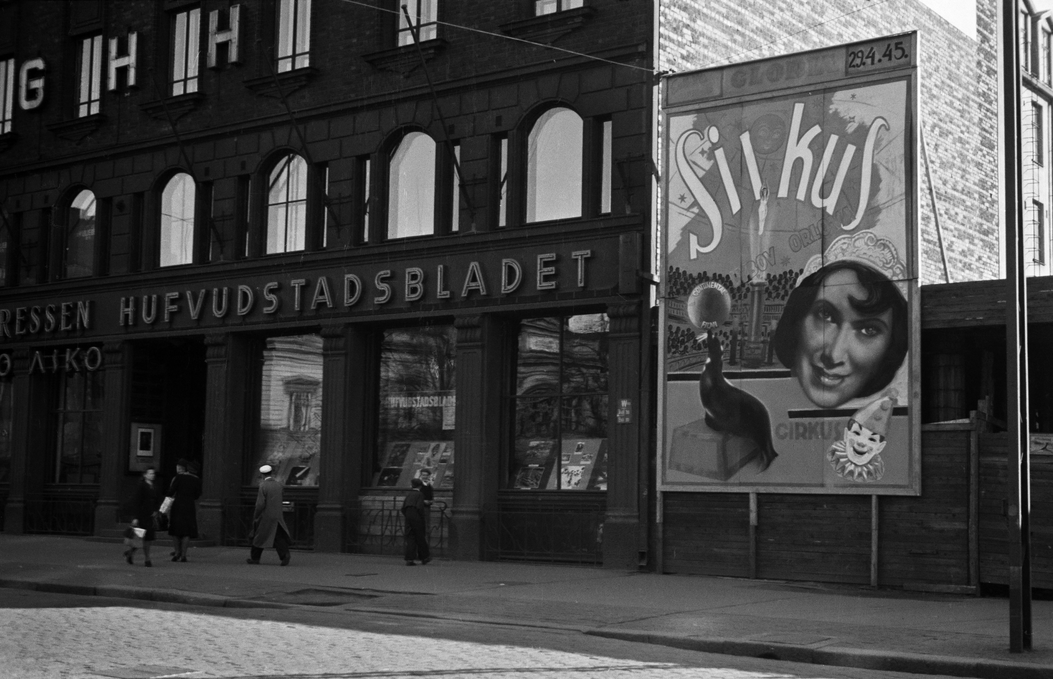 Mannerheimintie 18 ja 20, Hufvudstadsbladetin talo sekä elokuvan Sirkus mainos, jossa pääosan esittäjän Lybov Orlovan kuva. Elokuvan maahantuoja Continental Filmi, esityspaikka elokuvateatteri Gloria.