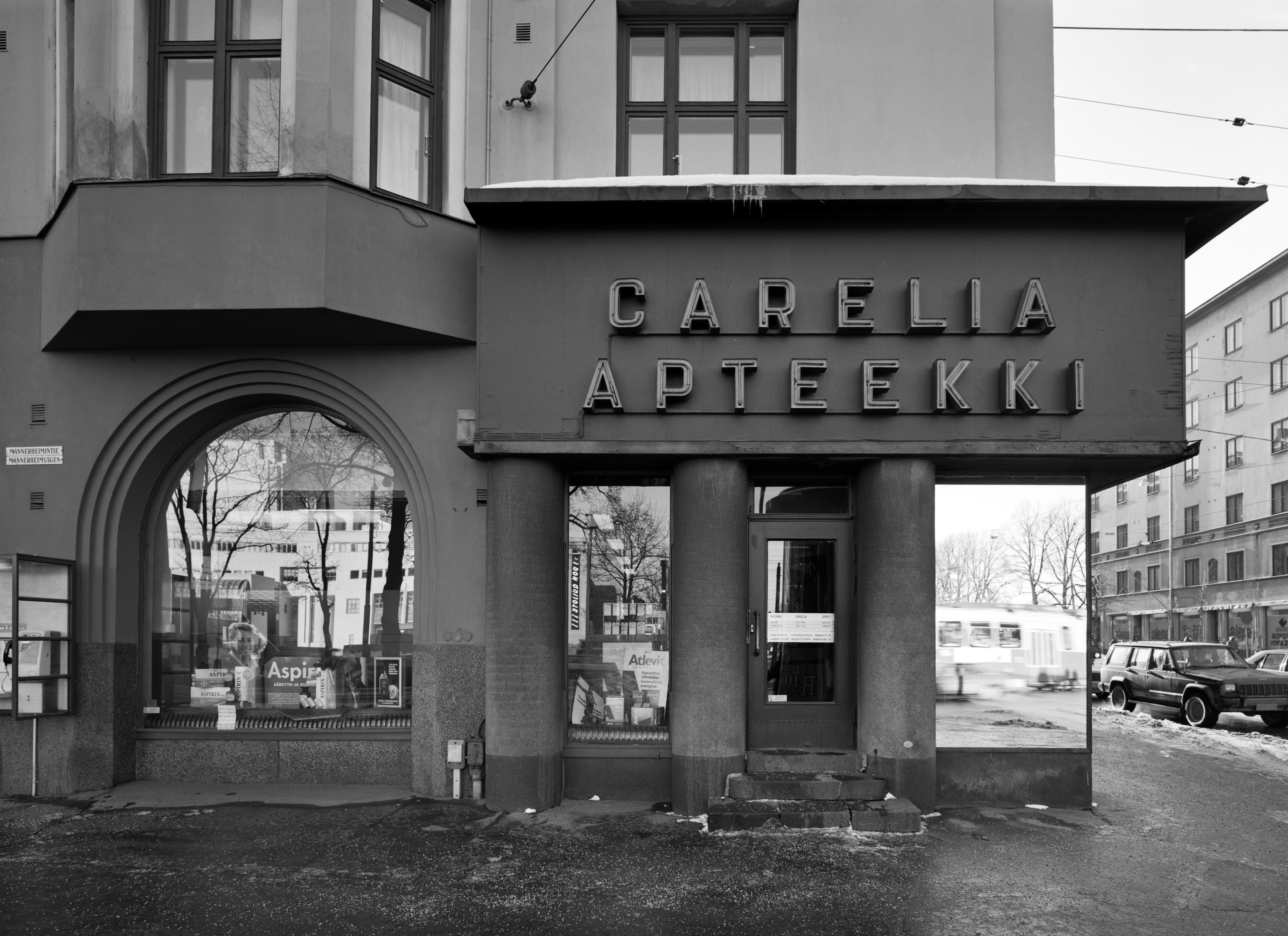 Mannerheimintie 56. Carelia-apteekki Mannerheimintien puolelta nähtynä.