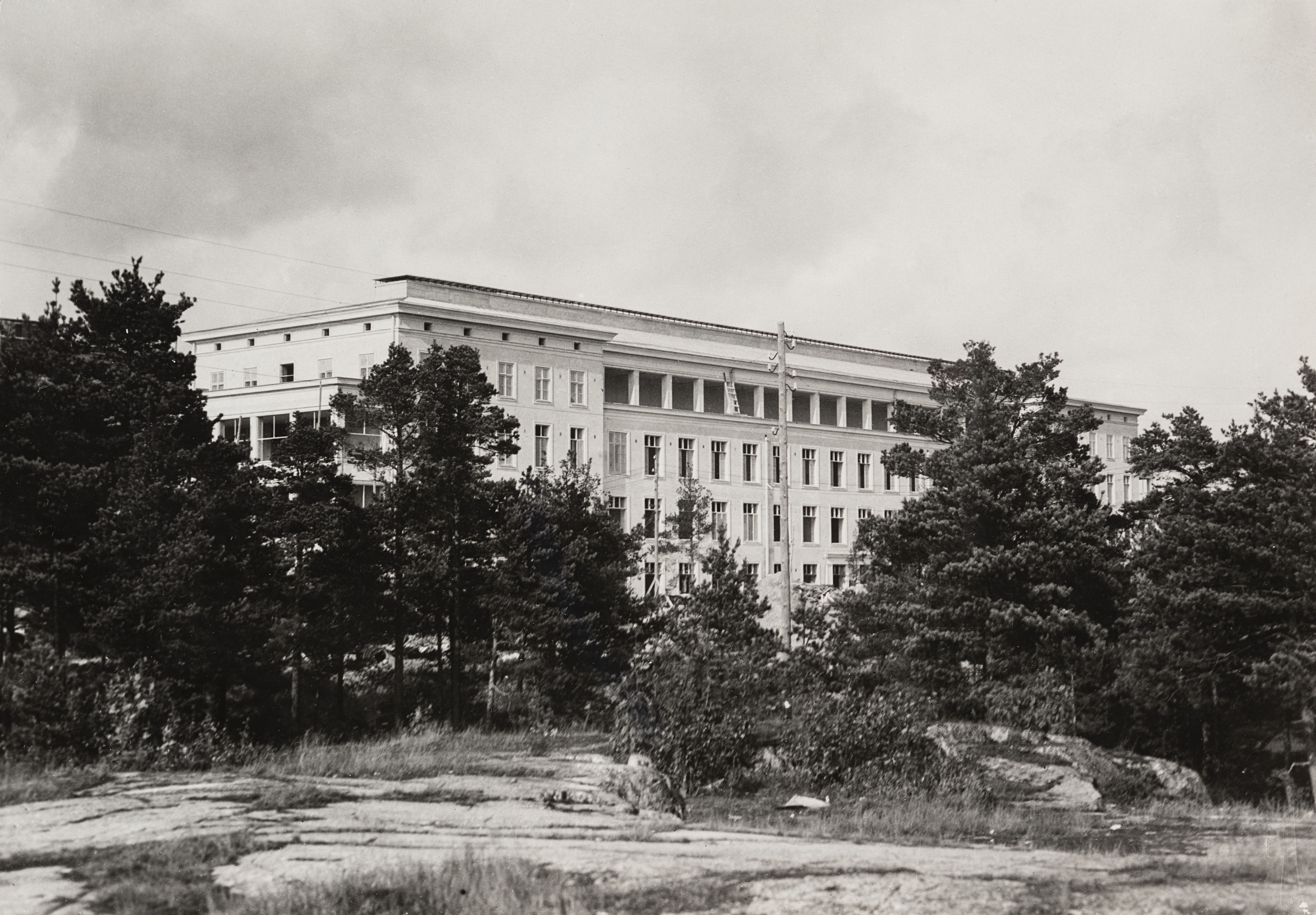 Helsingin tuberkuloosisairaalan (nykyinen Laakson sairaala) itäinen potilaspavijonki kuvattuna sairaalan puistoalueeseen kuuluneen metsikön takaa. Uusklassista tyyliä edustavan sairaalan suunnitteli arkkitehti Eino Forsman 1926 ja se otettiin käyttöön 1930.