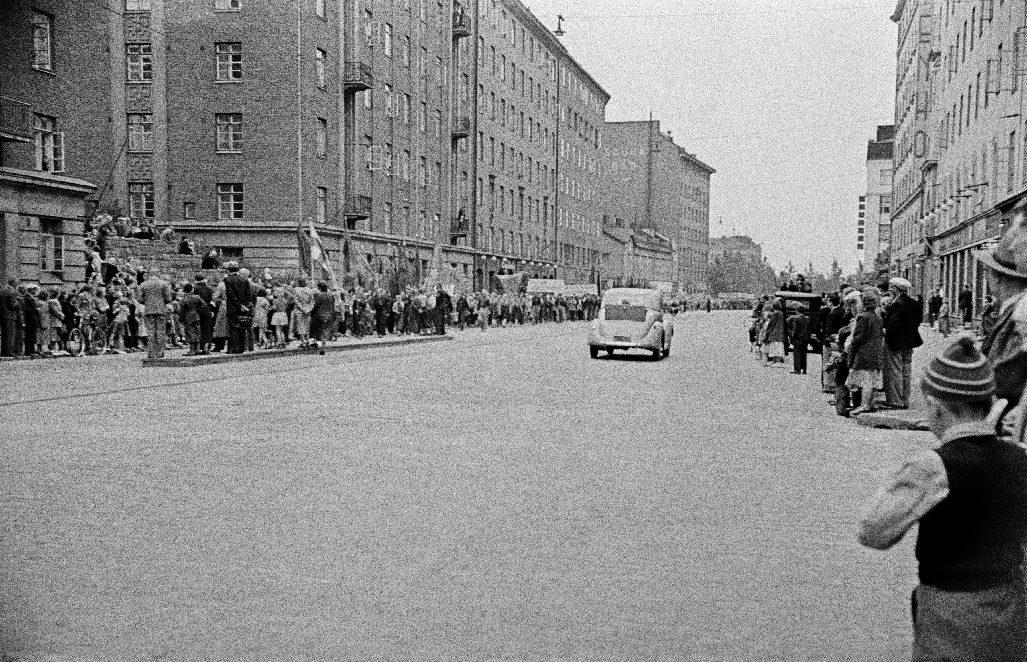 Rauhanmarssi ja yleisöä Helsinginkatu 12:n kohdalla.