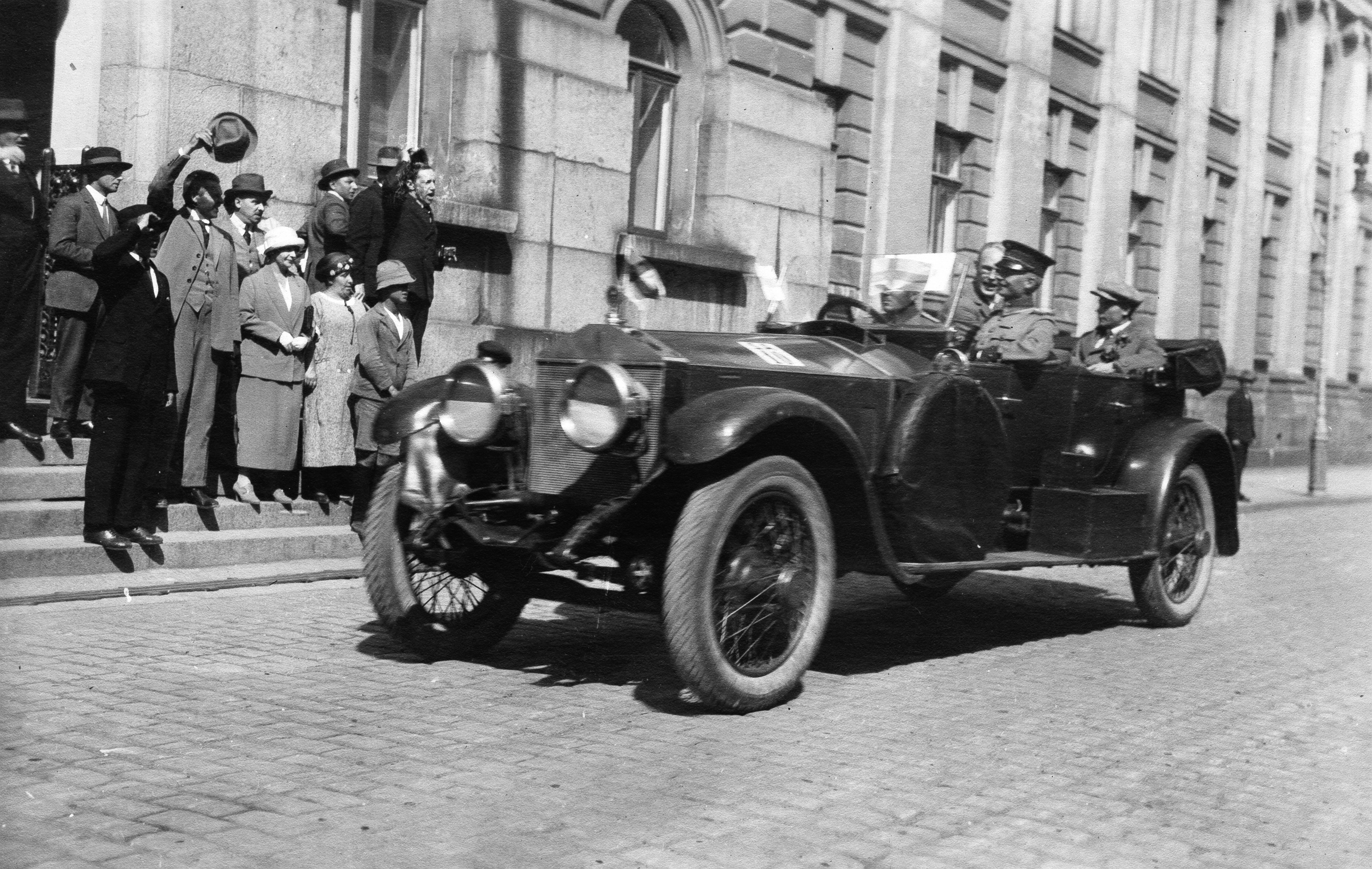 Pariisin olympialaisista saapuville urheilijoille järjestetty autokulkue kaupungilla 21.7.1924