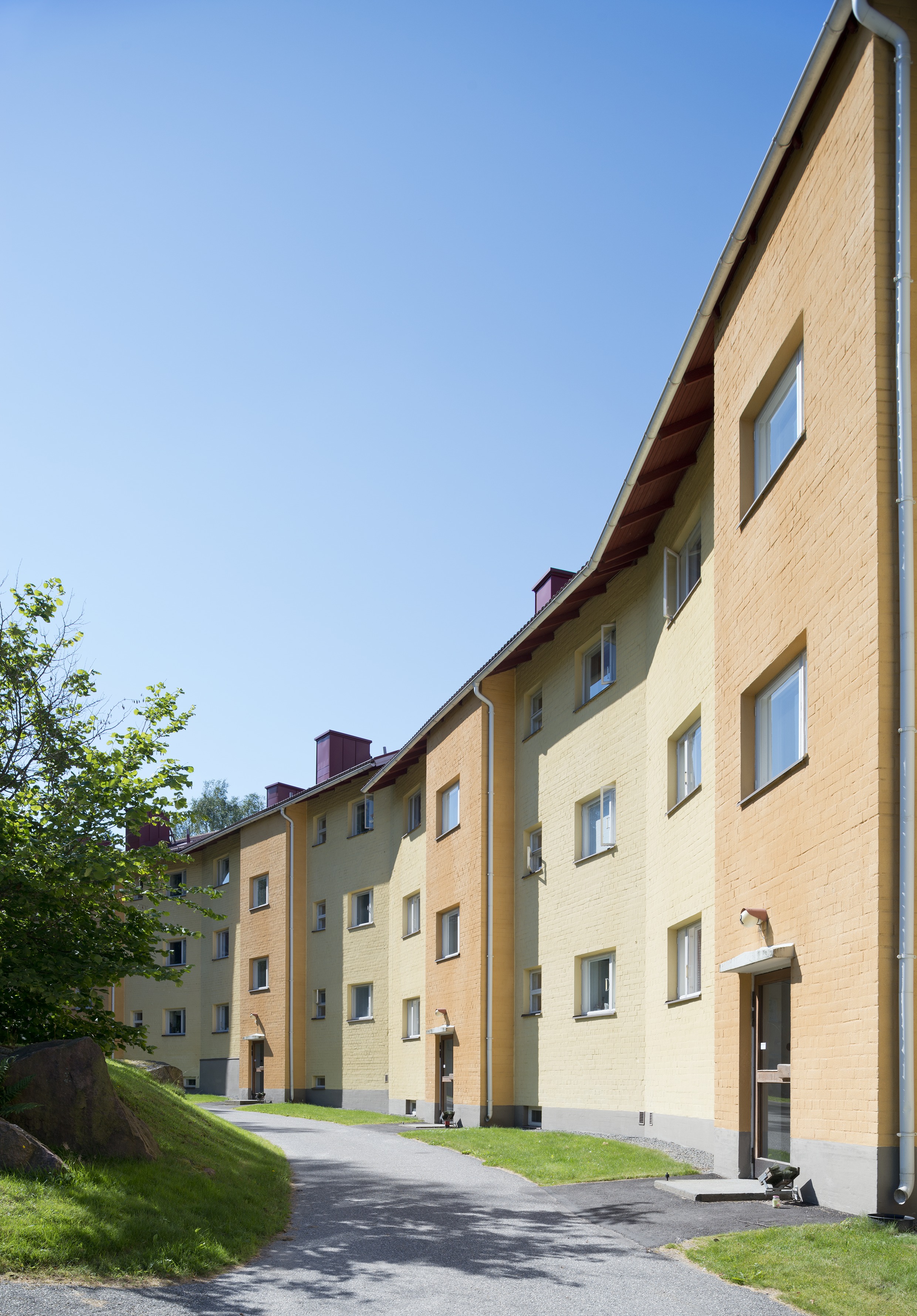 1950-luvun lähiöarkkitehtuuria Maunulassa, Männikkötie 5. Alueen kerrostaloille ominaiset värit ja väriyhdistelmät ovat tärkeä osa rakennusten kulttuurihistoriallista arvoa.