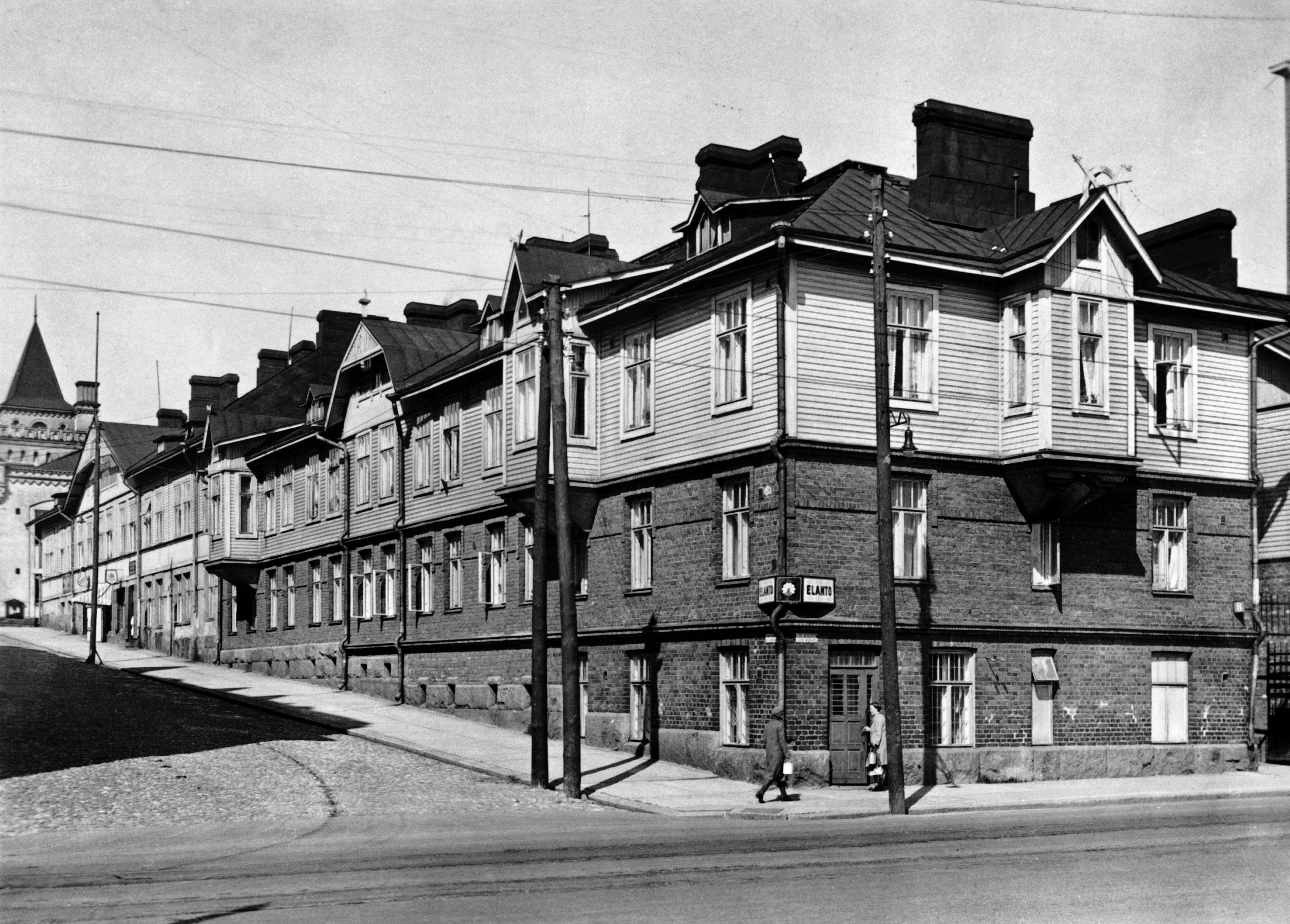 Vaasanrinne 1 (= Kalliolanrinne) - Läntinen Brahenkatu 8. Elannon leipämyymälä no 56.