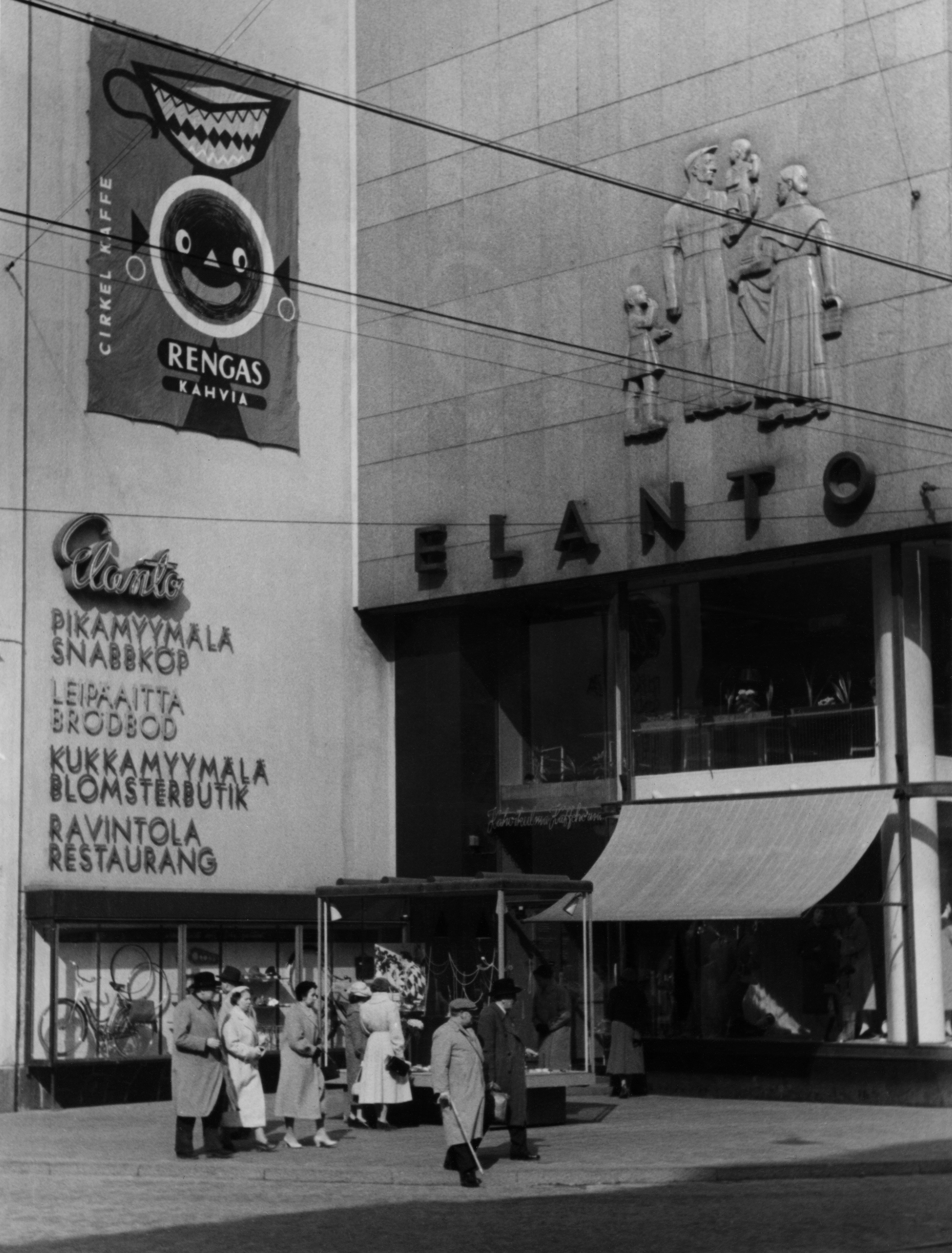 Jalankulkijoita Aleksanterinkadulla Elannon tavaratalon edustalla.