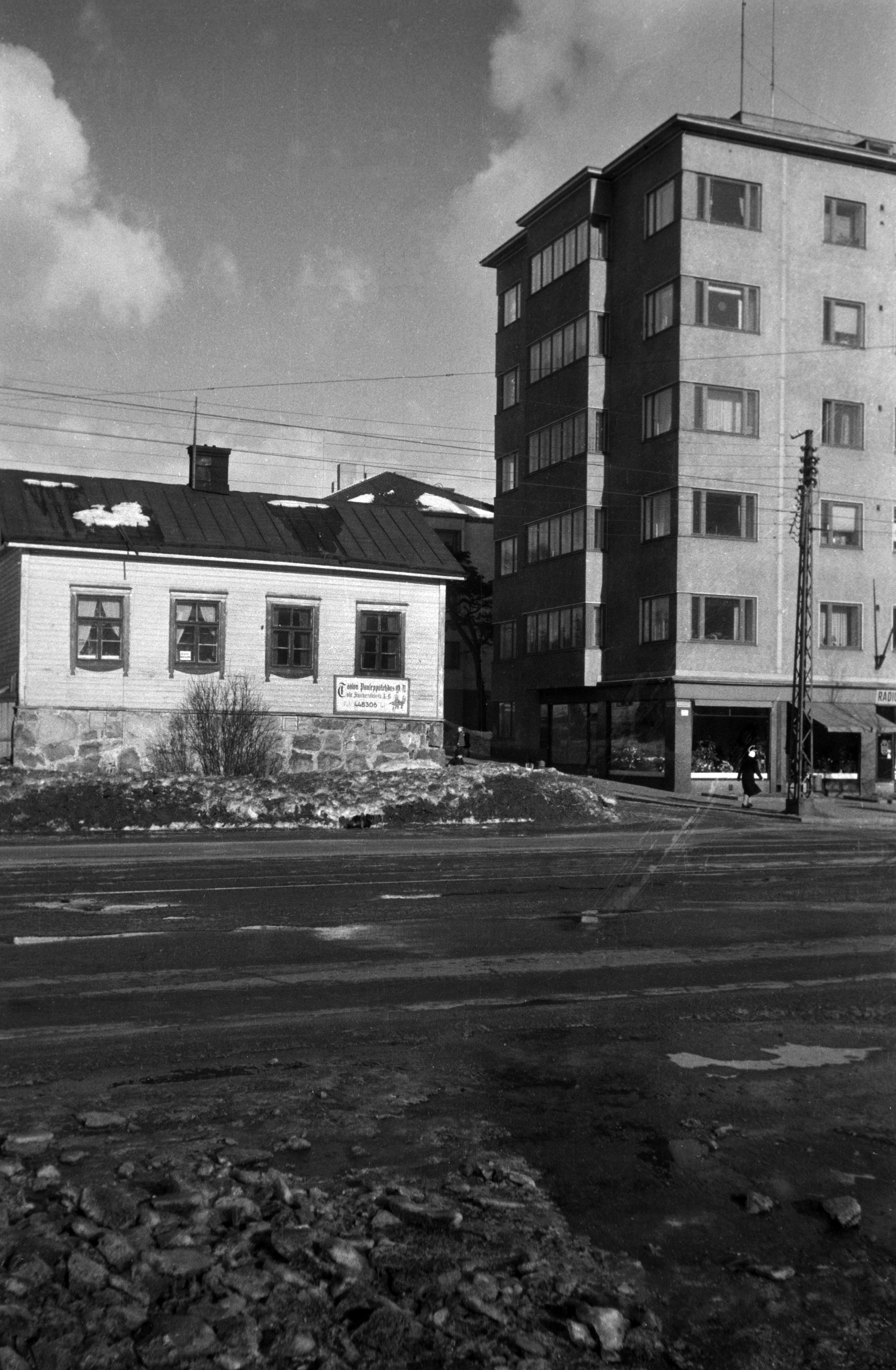 Mannerheimintie 69. - Lääkärinkatu 2, 1. Lääkärinkatu 1 puutalossa Töölön puuseppätehdas.