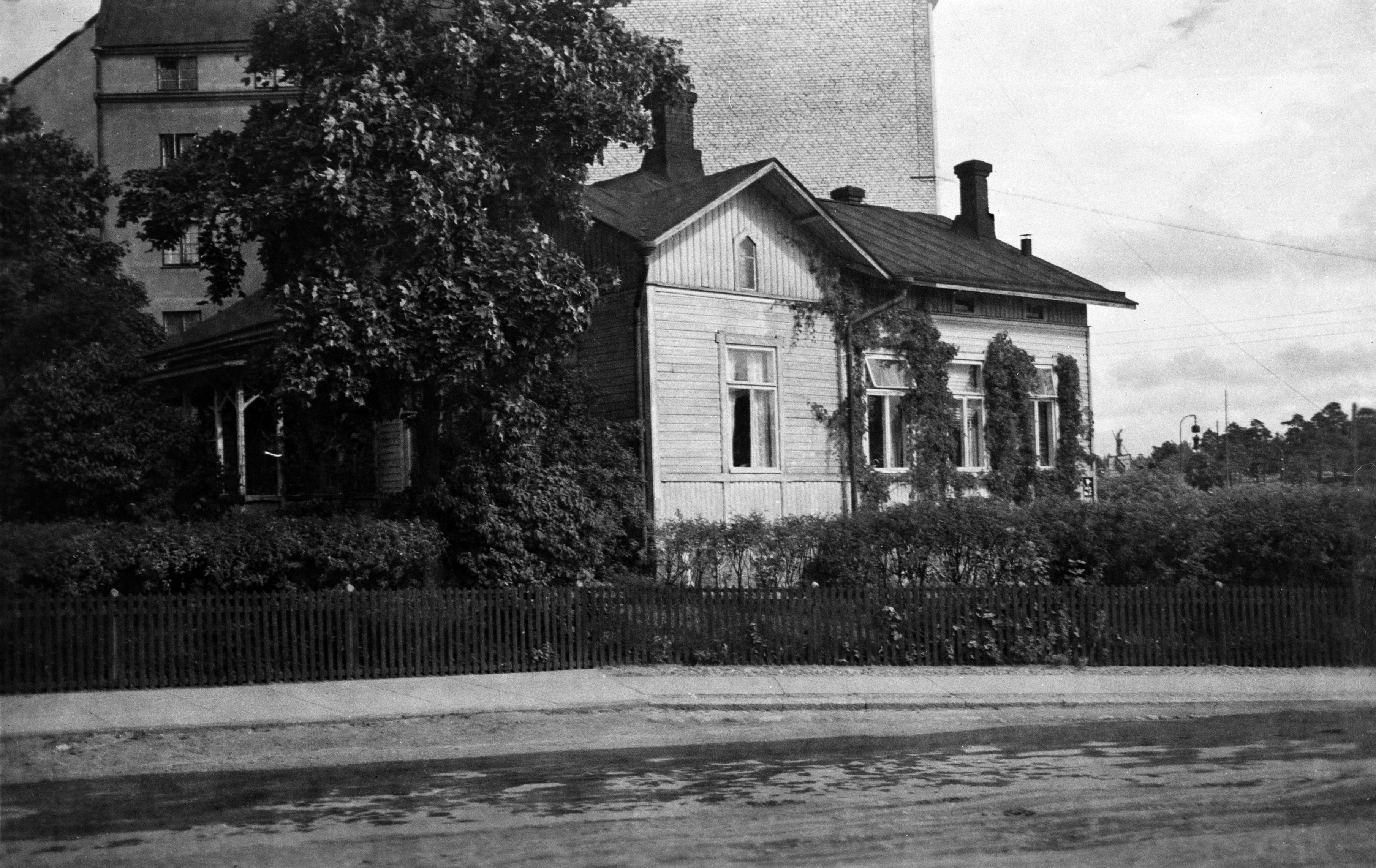 Turuntie 19 (= Mannerheimintie 29). Tallbergin ruuti- ja dynamiittikaupan talo.