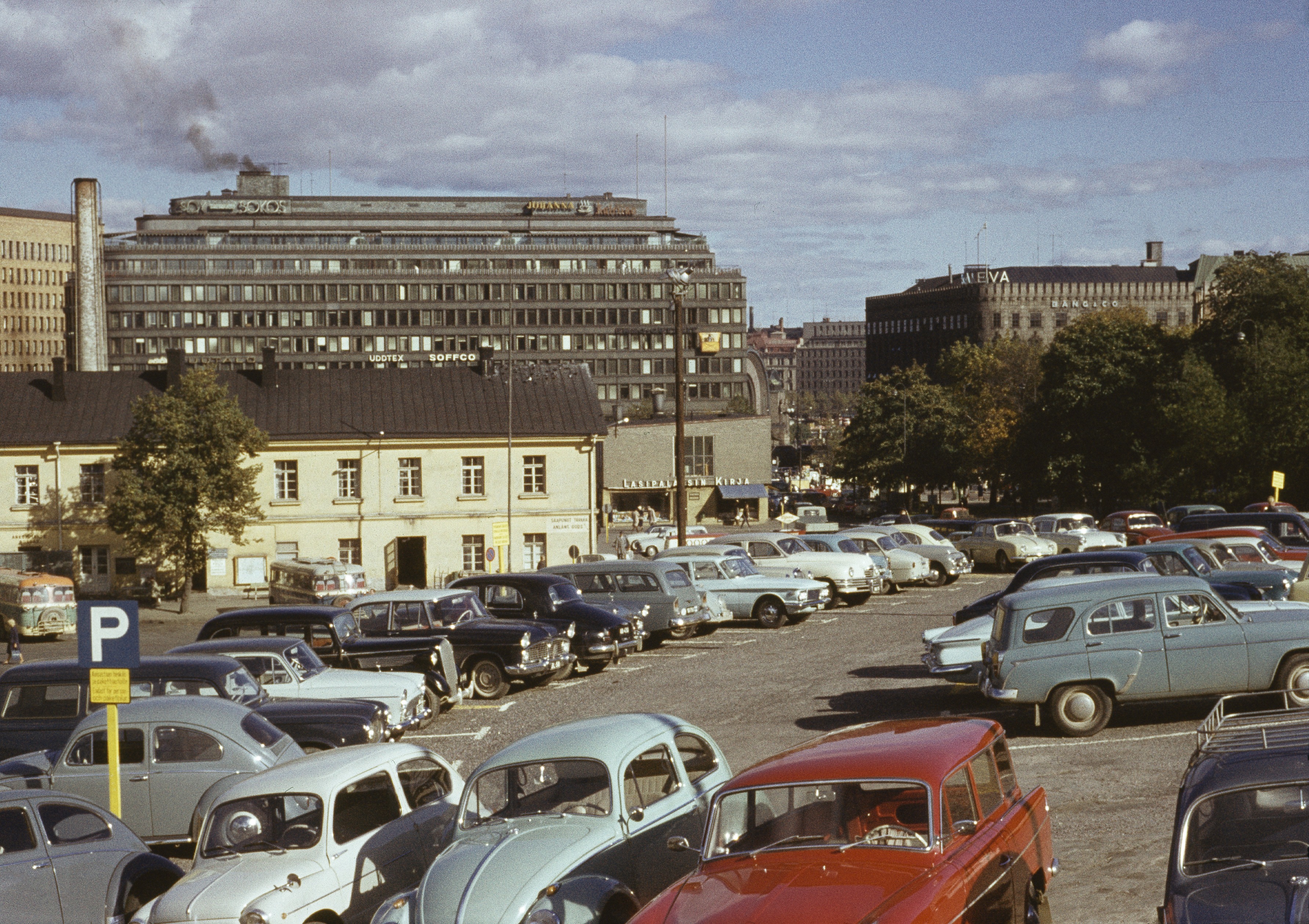 Henkilöautojen pysäköintipaikka linja-autoaseman takana.