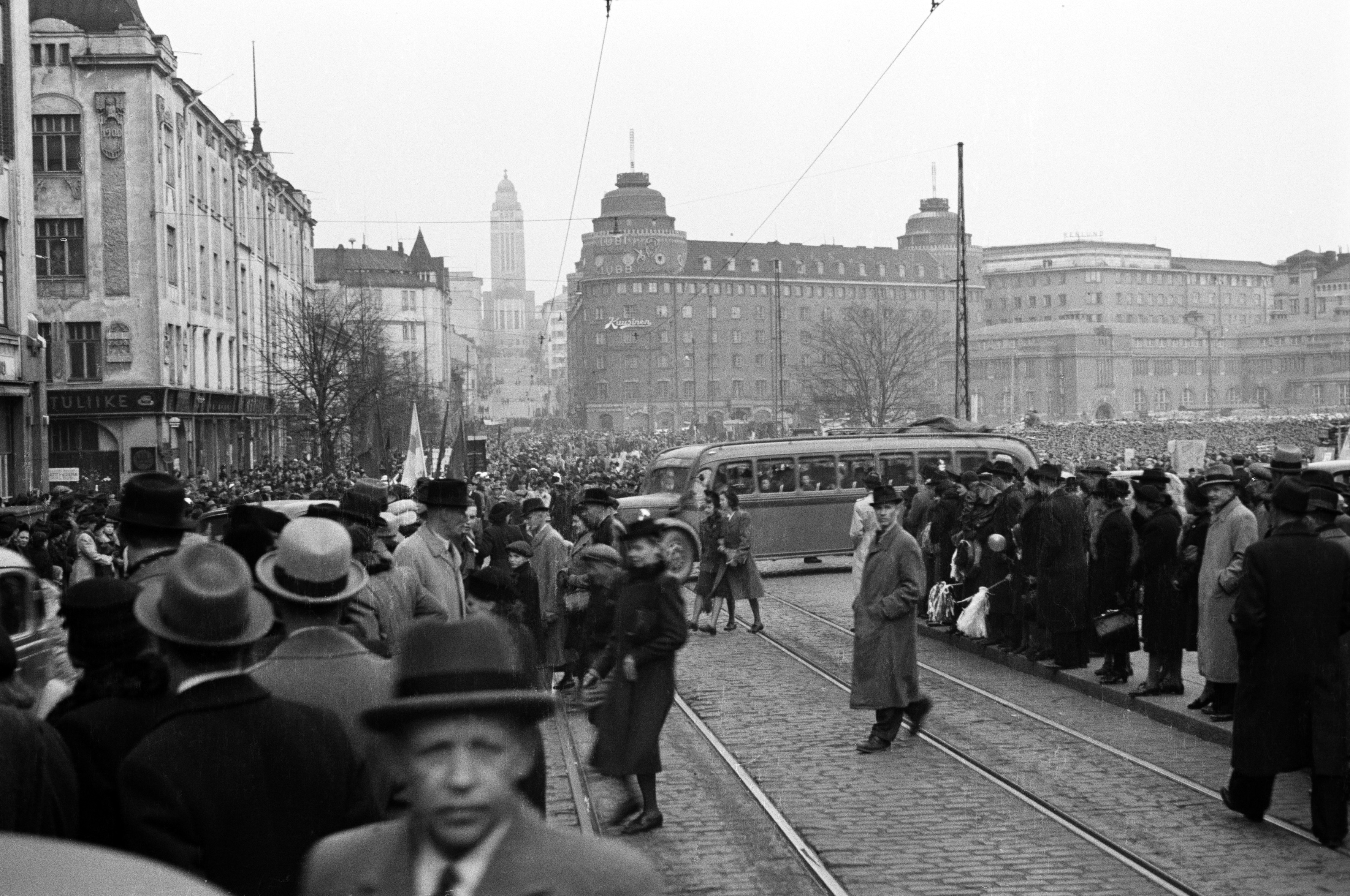 Ihmisiä katsomassa vappukulkuetta Siltasaarenkadulla.