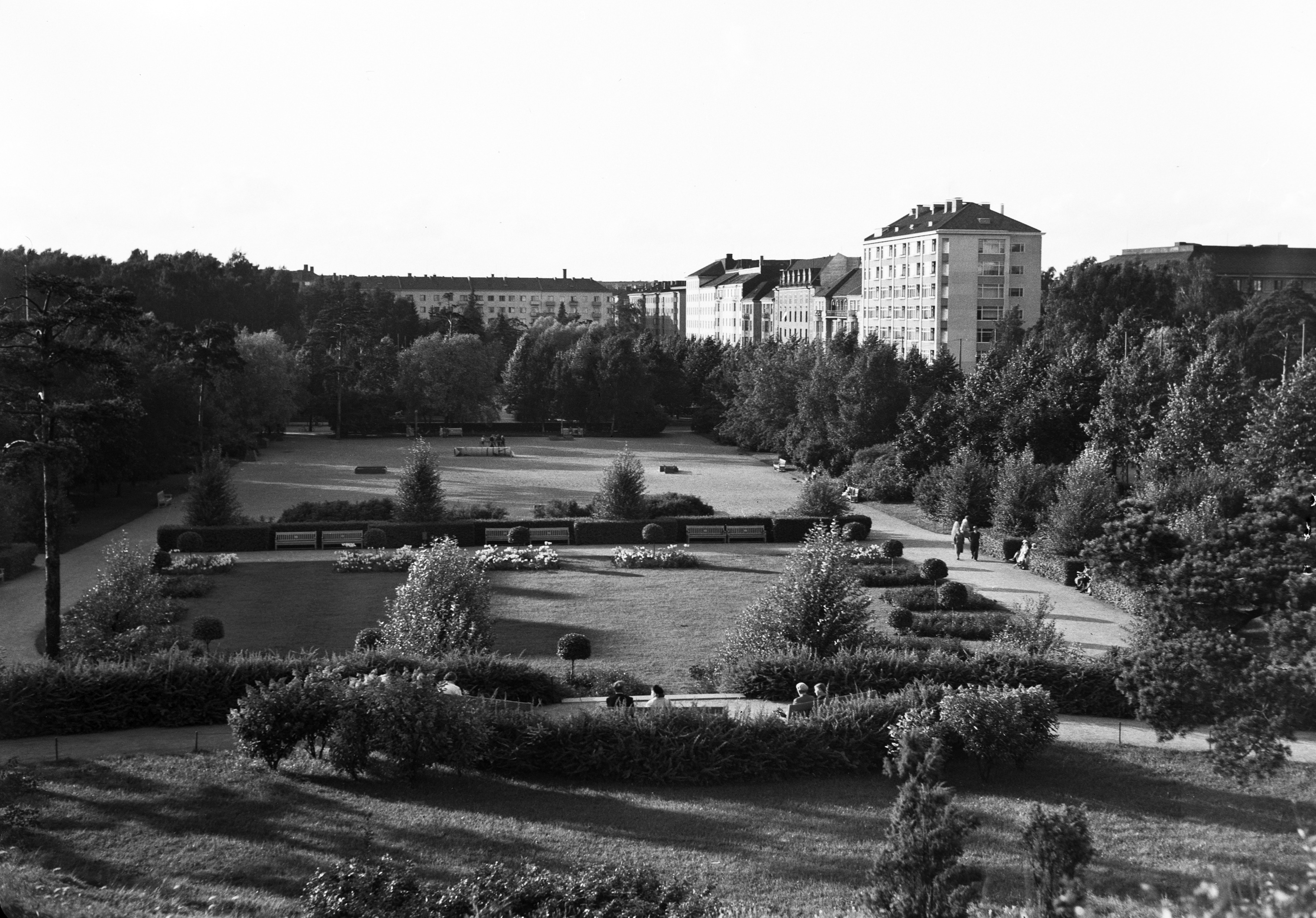 Näkymä Topeliuksen puistoon Töölön kirkon mäeltä. Taustalla keskellä näkyvät Humalistonkatu 9-13 rakennukset, oikealla Topeliuksenkatu 7-15.