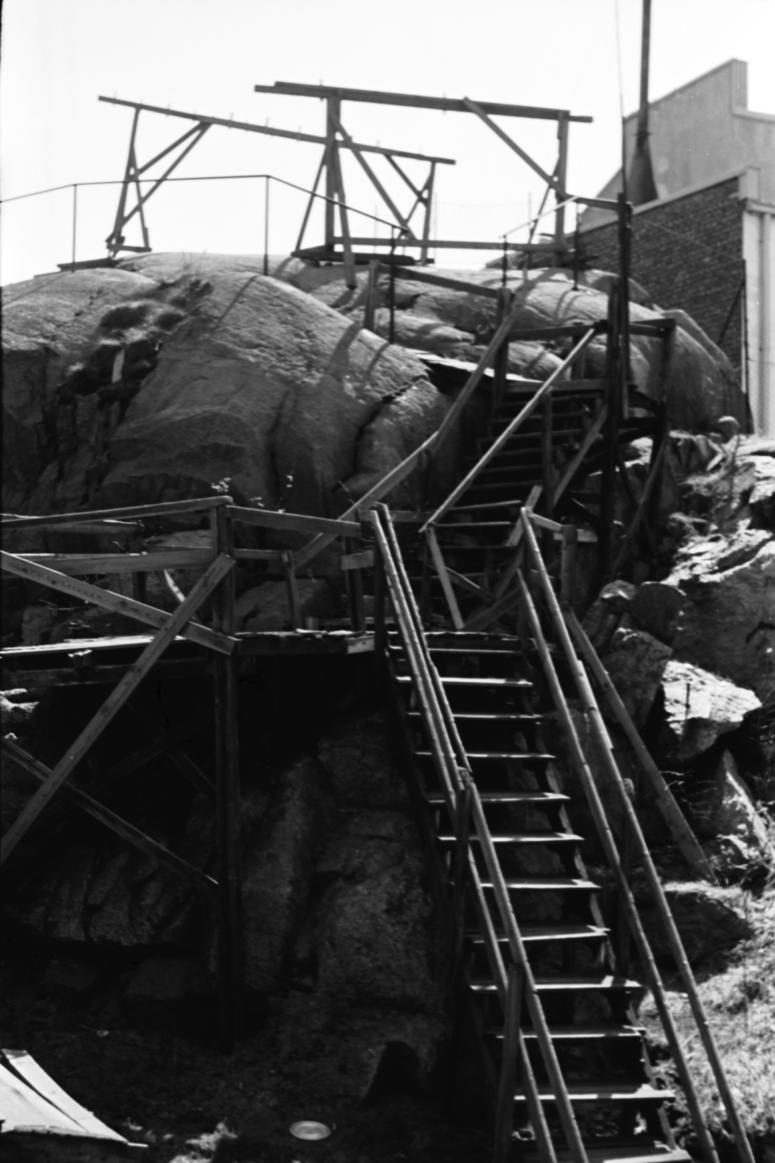Fleminginkatu 16. Korkealle kalliolle johtavat puiset portaat Fleminginkatu 16:n pihalla Kalliossa. Kallion päällä pyykkiteline.