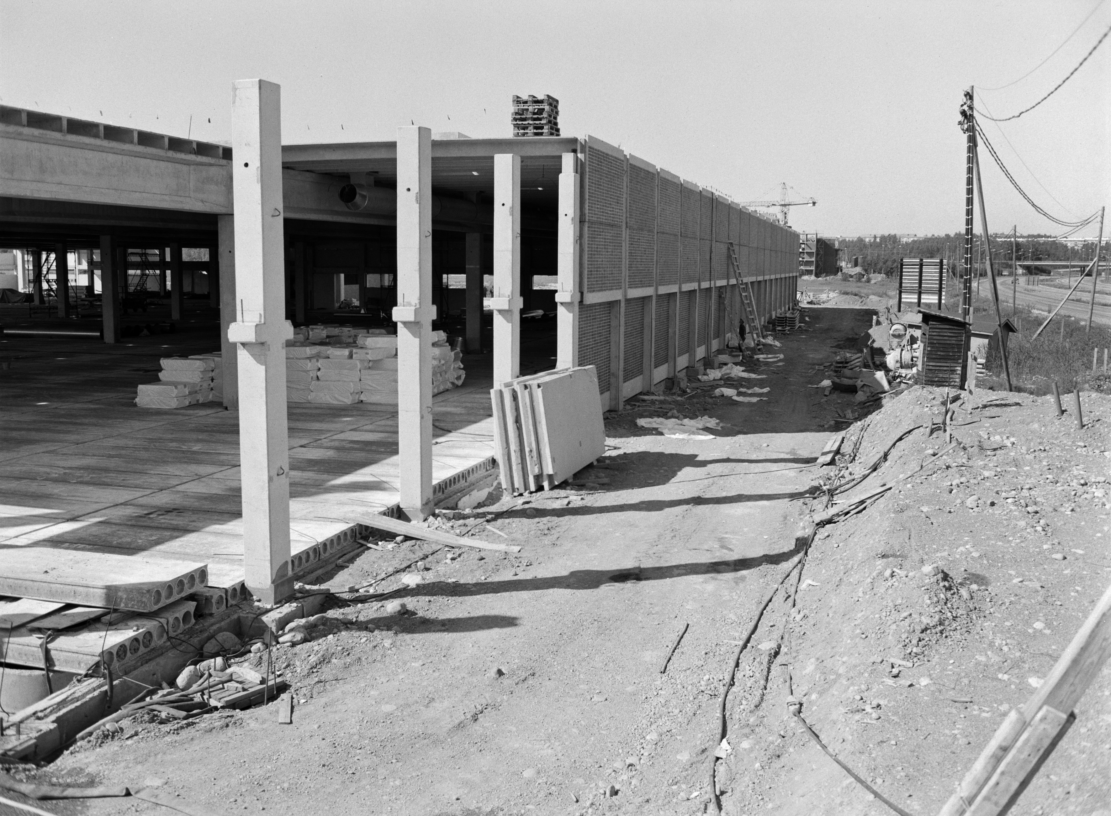 Itäkeskus. Citymarketin rakentaminen, Itäväylän puoleisen seinän pystytystä.