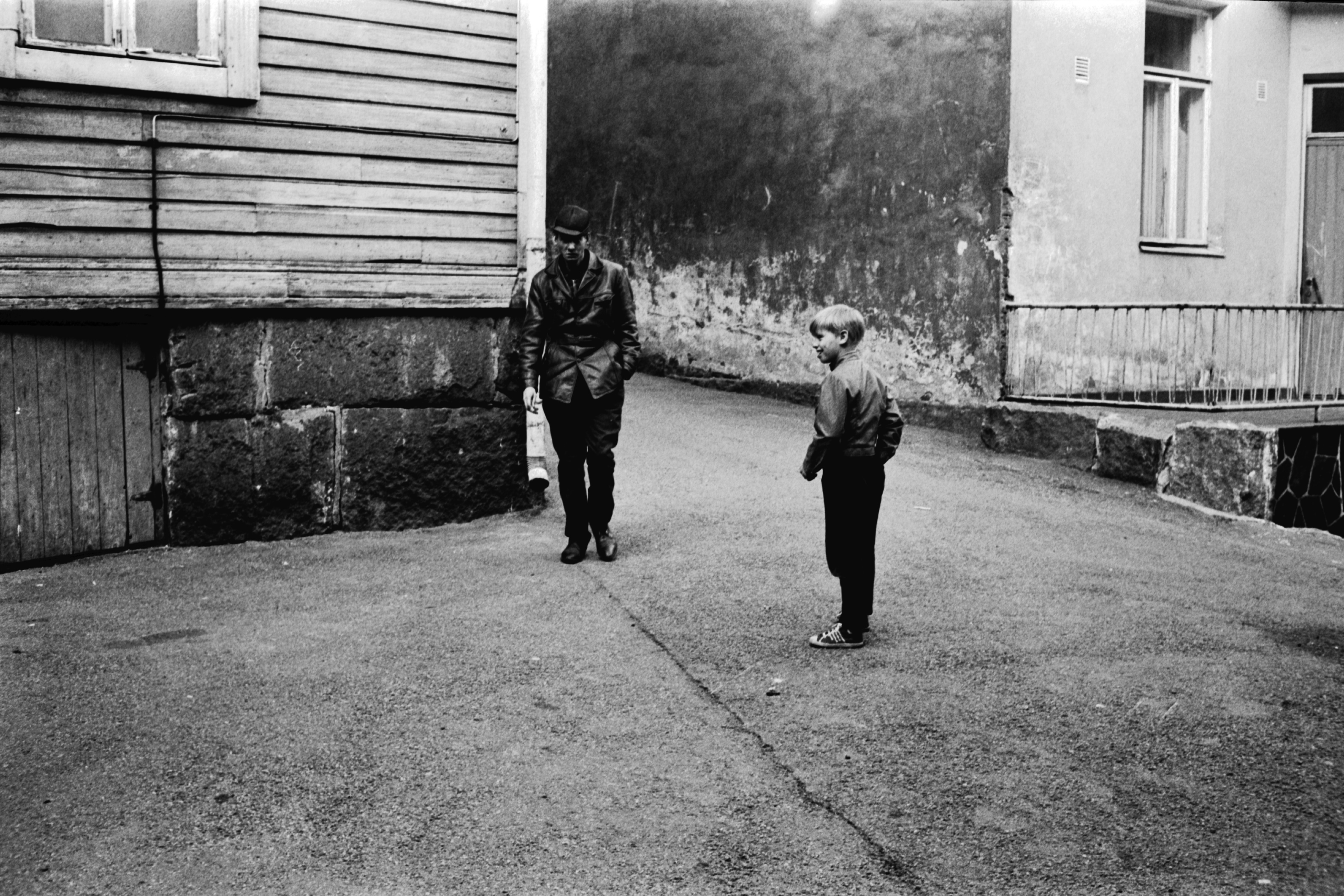 Neljäs linja 6, 8. Mies ja poika pihalla puutalon nurkalla Neljännellä linjalla sisäpihalla.