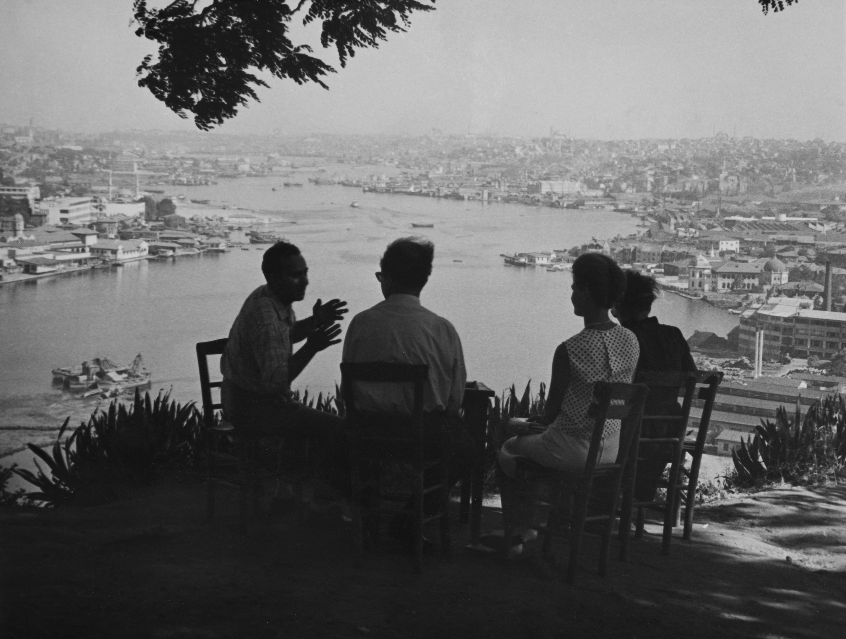 Helsinkiläisten matkaseurue istuu Pierre Lotin kahvilan terassilla Istanbulissa. Taustalla avautuu kaunis maisema Bosporinsalmelle.