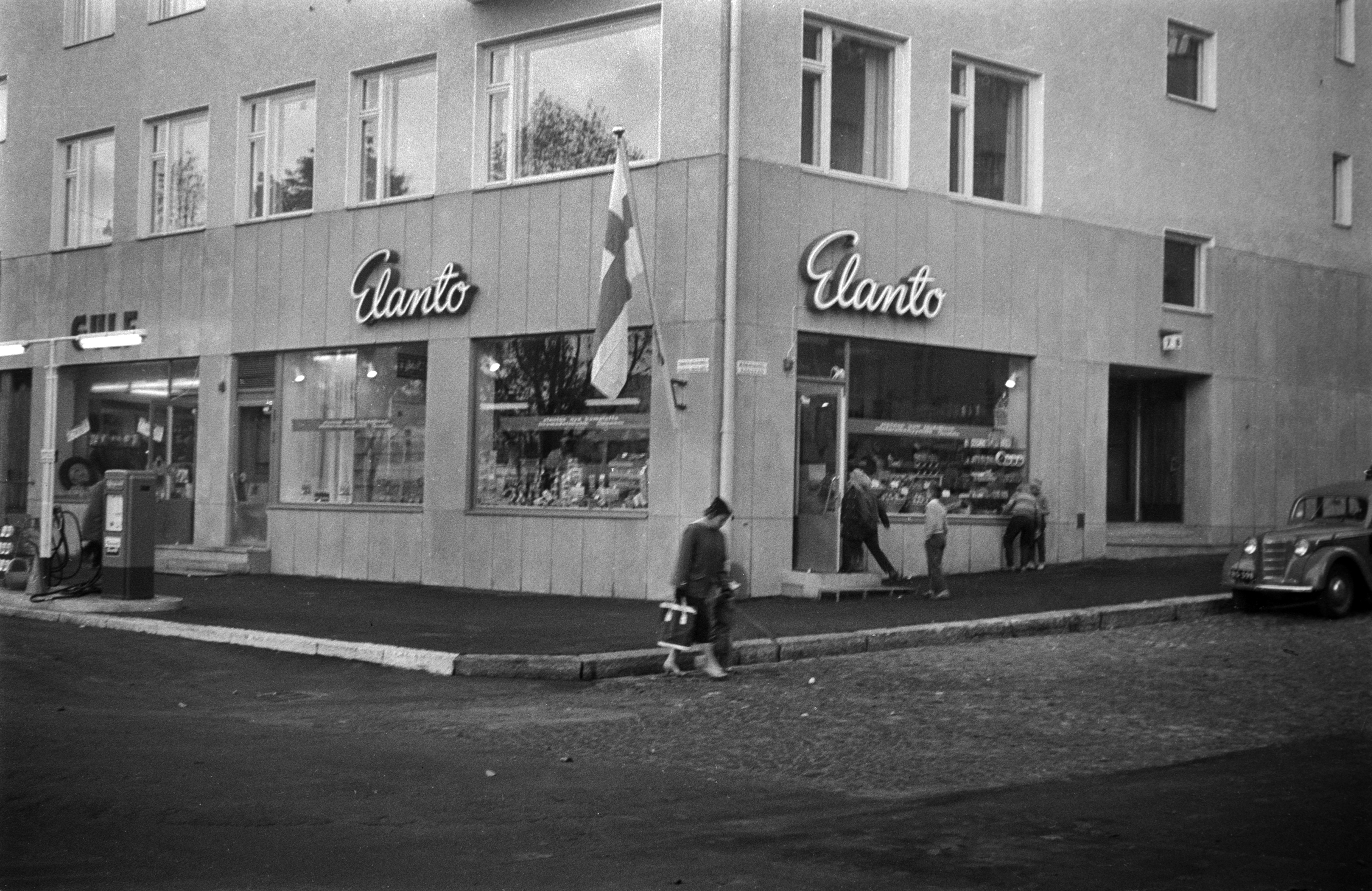 Aleksis Kiven katu 10 b - Harjukatu 7. Elannon uusi myymälä. Oikealla näkyy Moskvitš -henkilöauto.