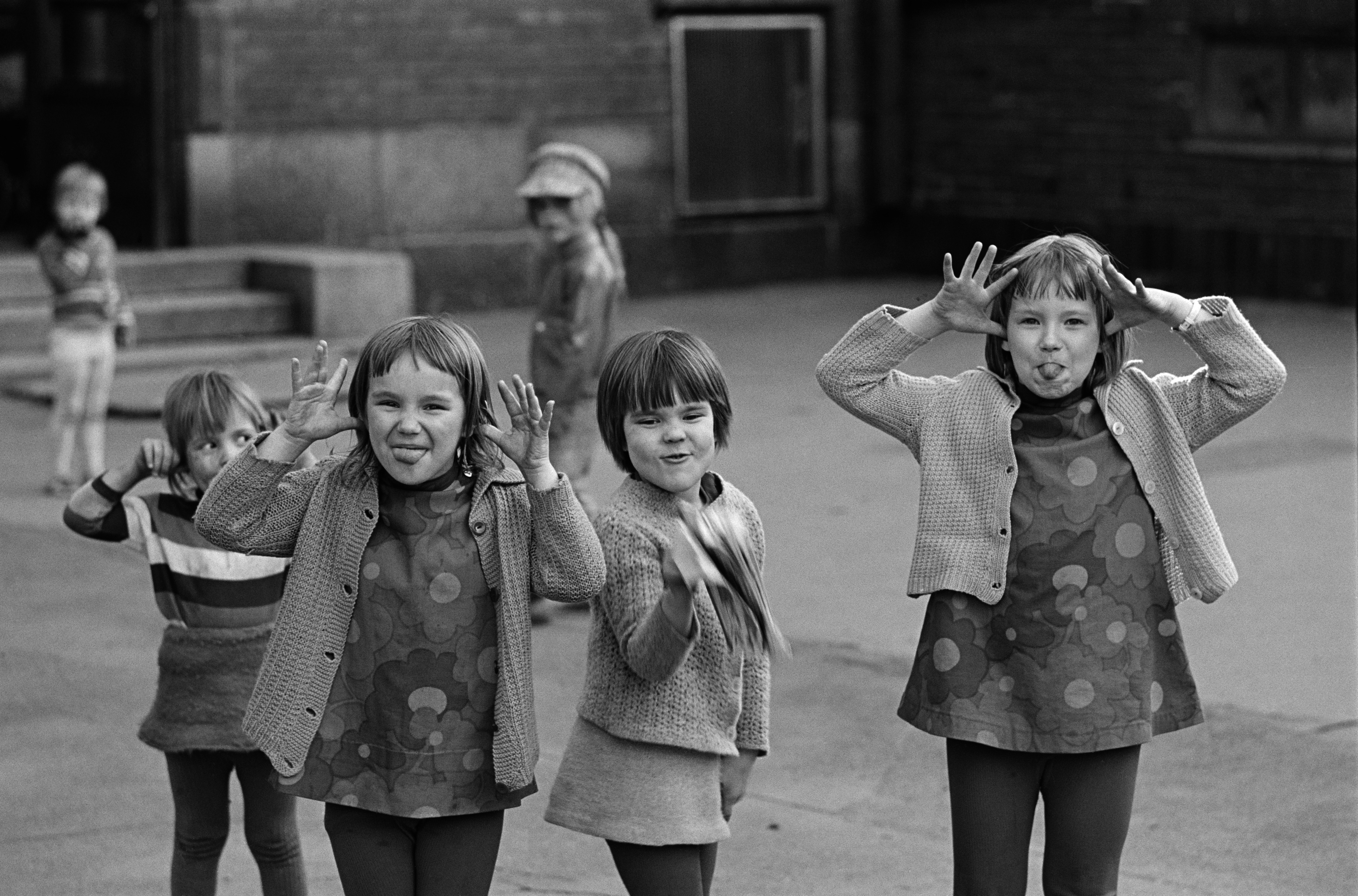 Lapsia kerrostalon pihalla. Viides linja 4.