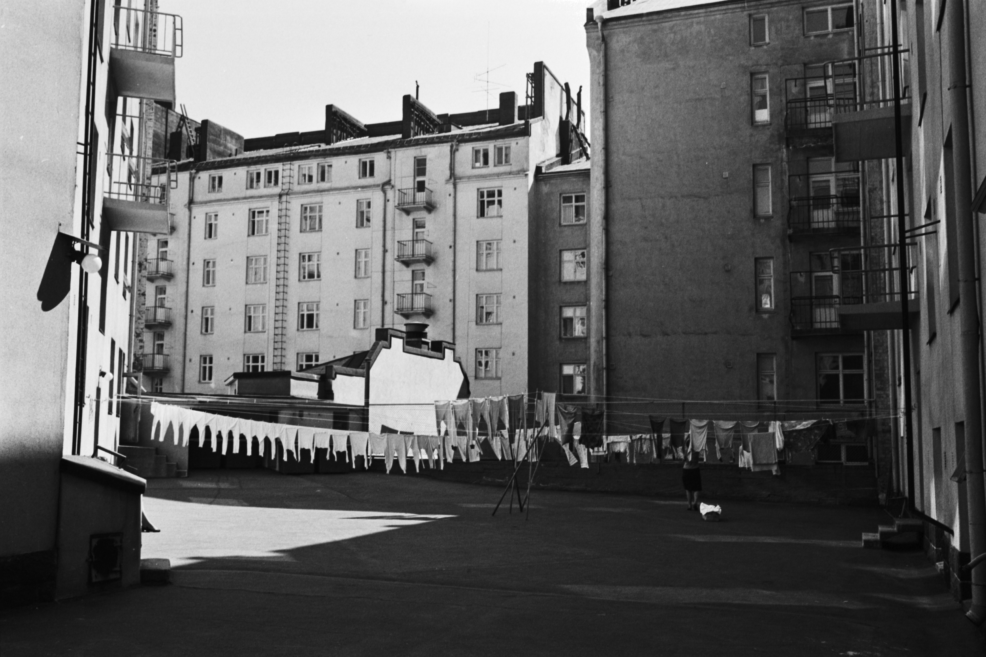 Fleminginkatu 7. Näkymä Fleminginkatu 7:n pihalta, jossa narulla kuivumassa paljon pyykkiä.
