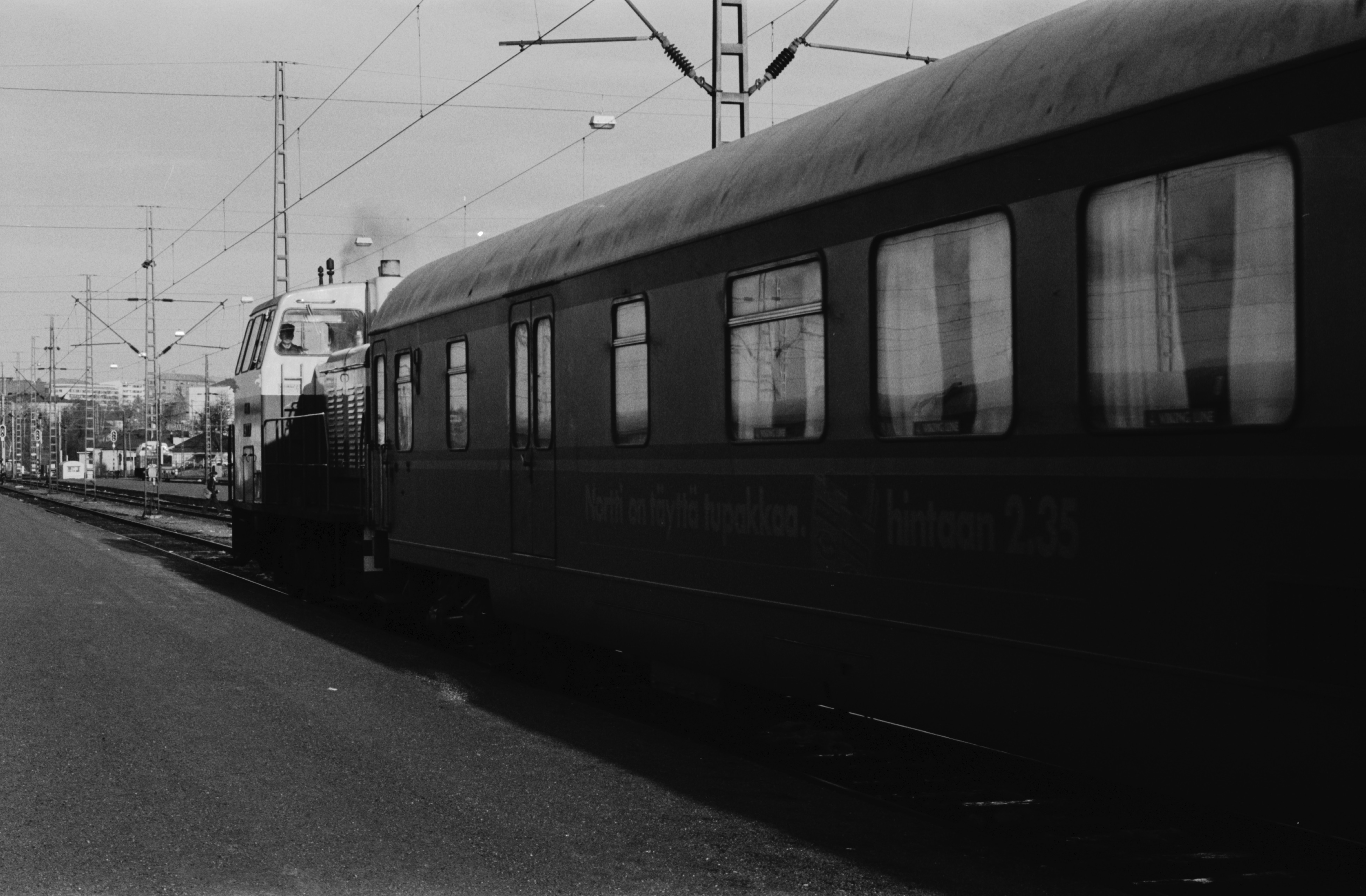 Helsingin rautatieasema. Juna, jossa Vv15-sarjan dieselveturi 1977, Helsingin rautatieasemalla.
