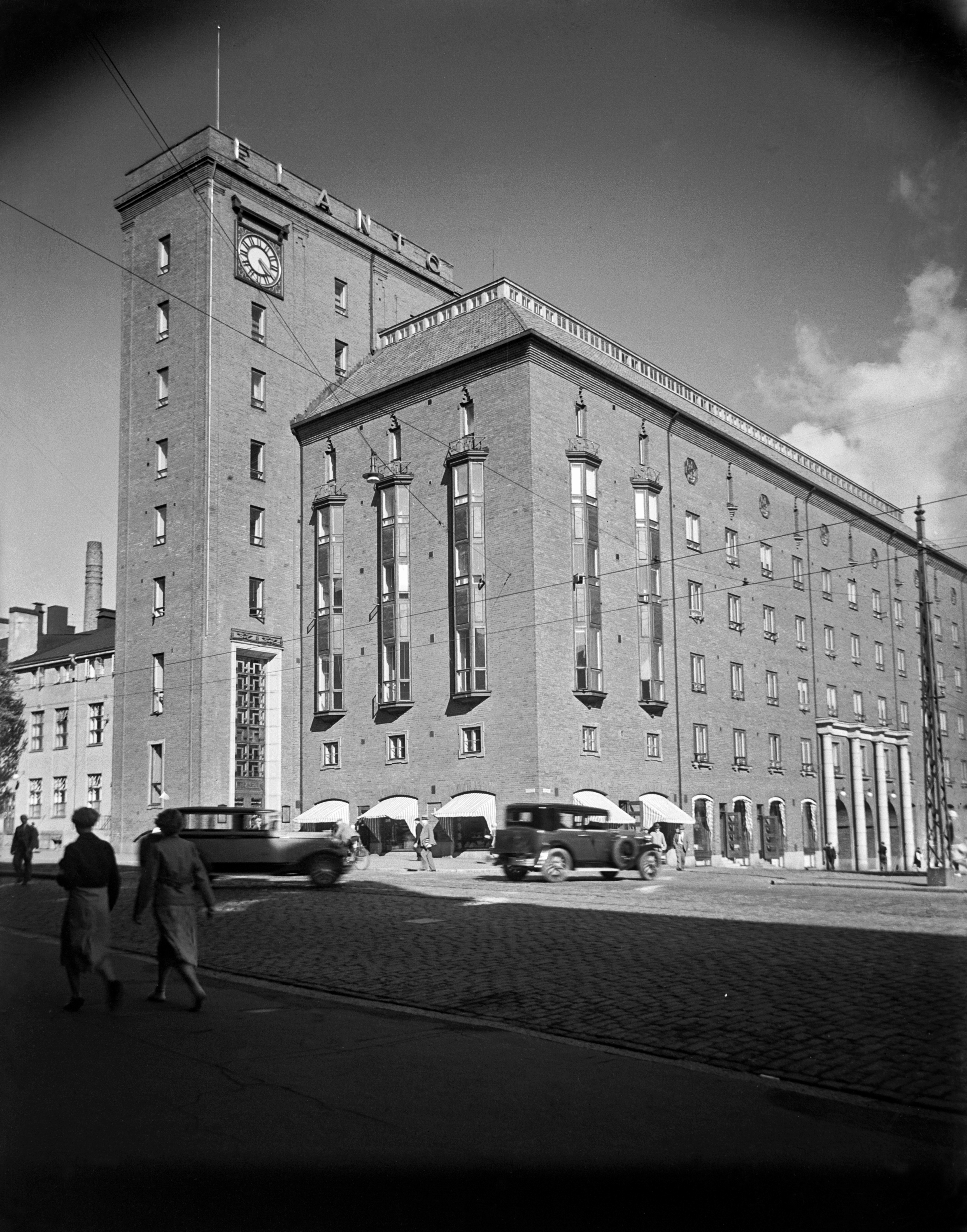 Hämeentie 11-13. Kaikukatu 2. Elannon pääkonttori. Suunnitellut arkkitehti Väinö Vähäkallio. Valmistunut vuonna 1929.