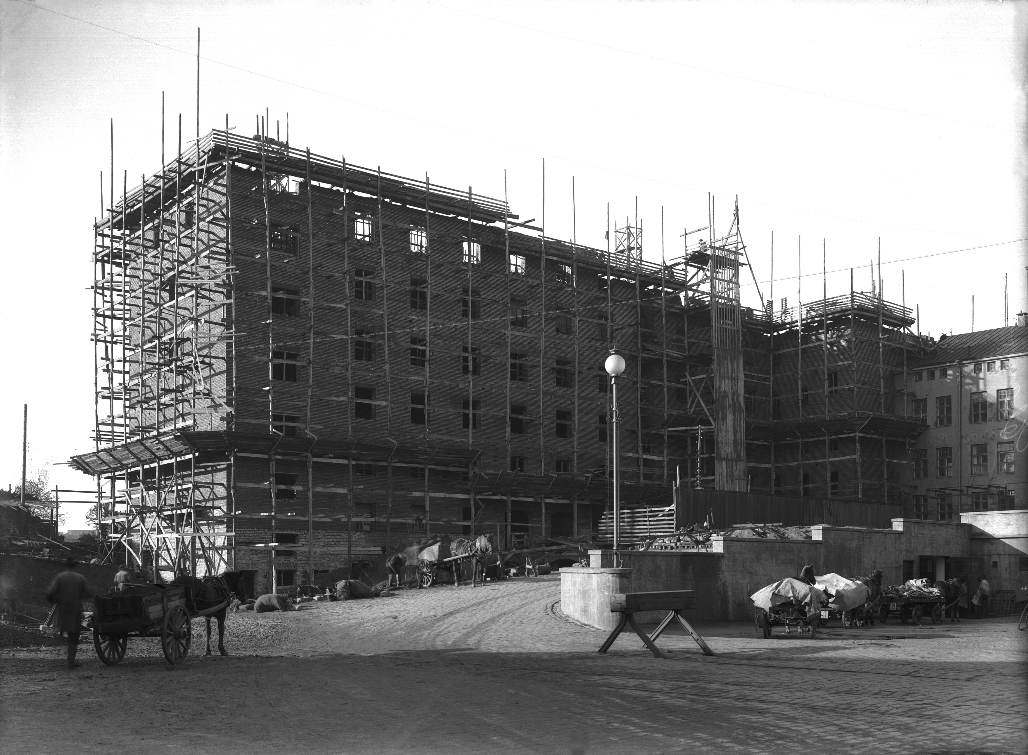 Elannon entisen hallintorakennuksen rakentaminen 1927-29.