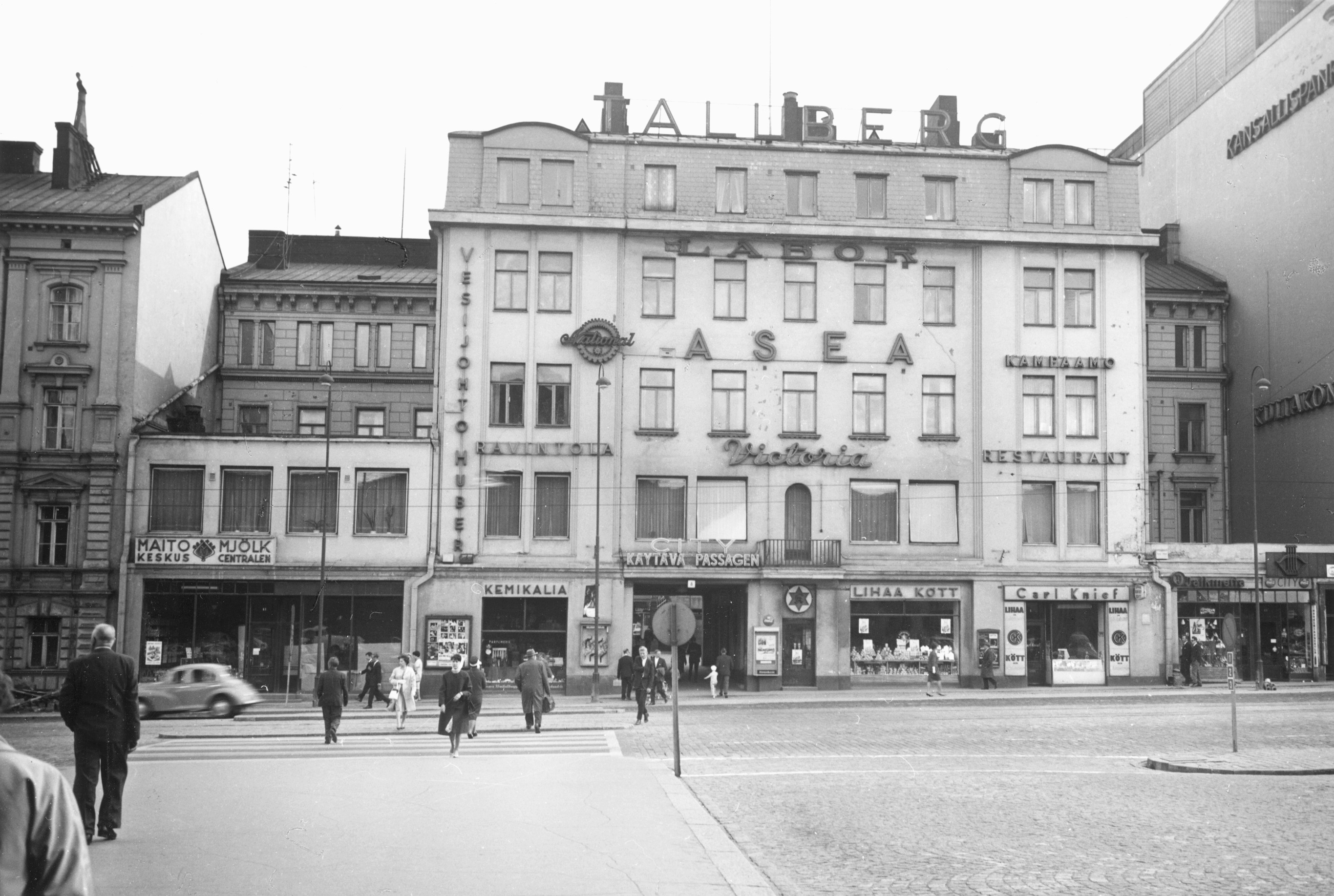 Kaivokatu 8. Citypassagen. Talossa ravintola Victoria, Tallberg, Keskusosuuskunta Labor, lihakauppa Carl Knief, vesijohtoliike Huber, Asea, kemikalia. Vasemmalla Maitokeskus.