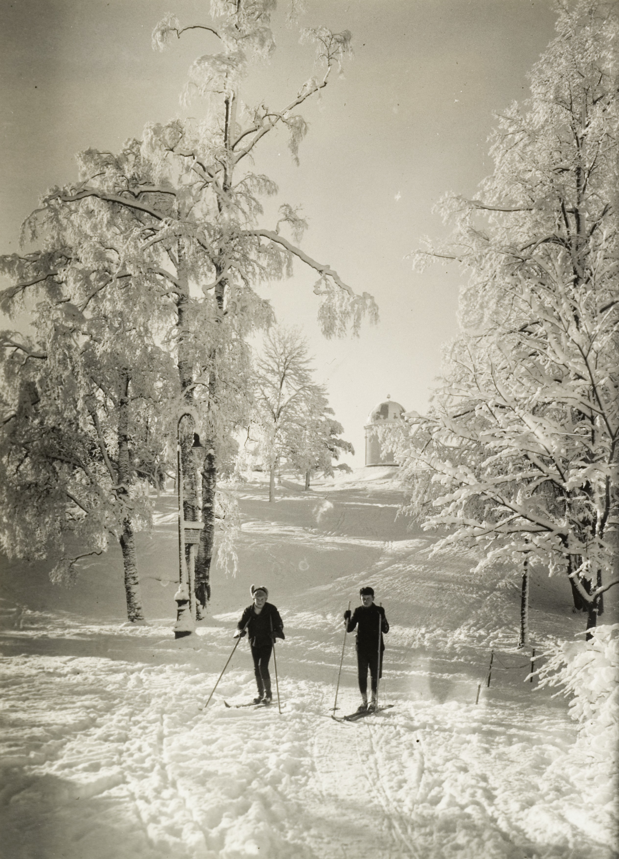 Hiihtäjiä Kaivopuistossa, taustalla tähtitorni, nykyään Ursan tähtitorni.