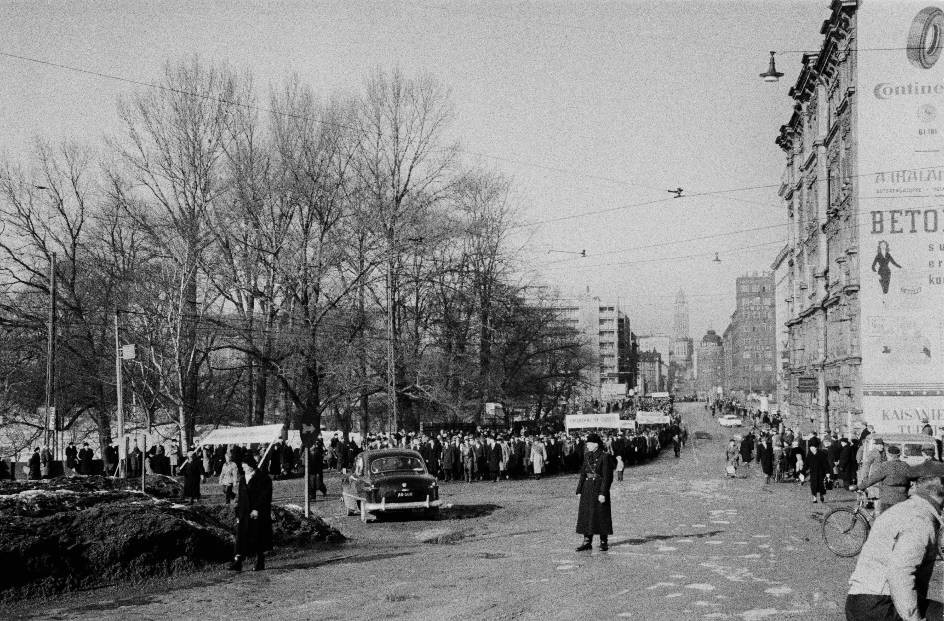 Mielenosoituskulkue yleislakon aikana Unioninkatu 44:n ja 39-45:n kohdalla.