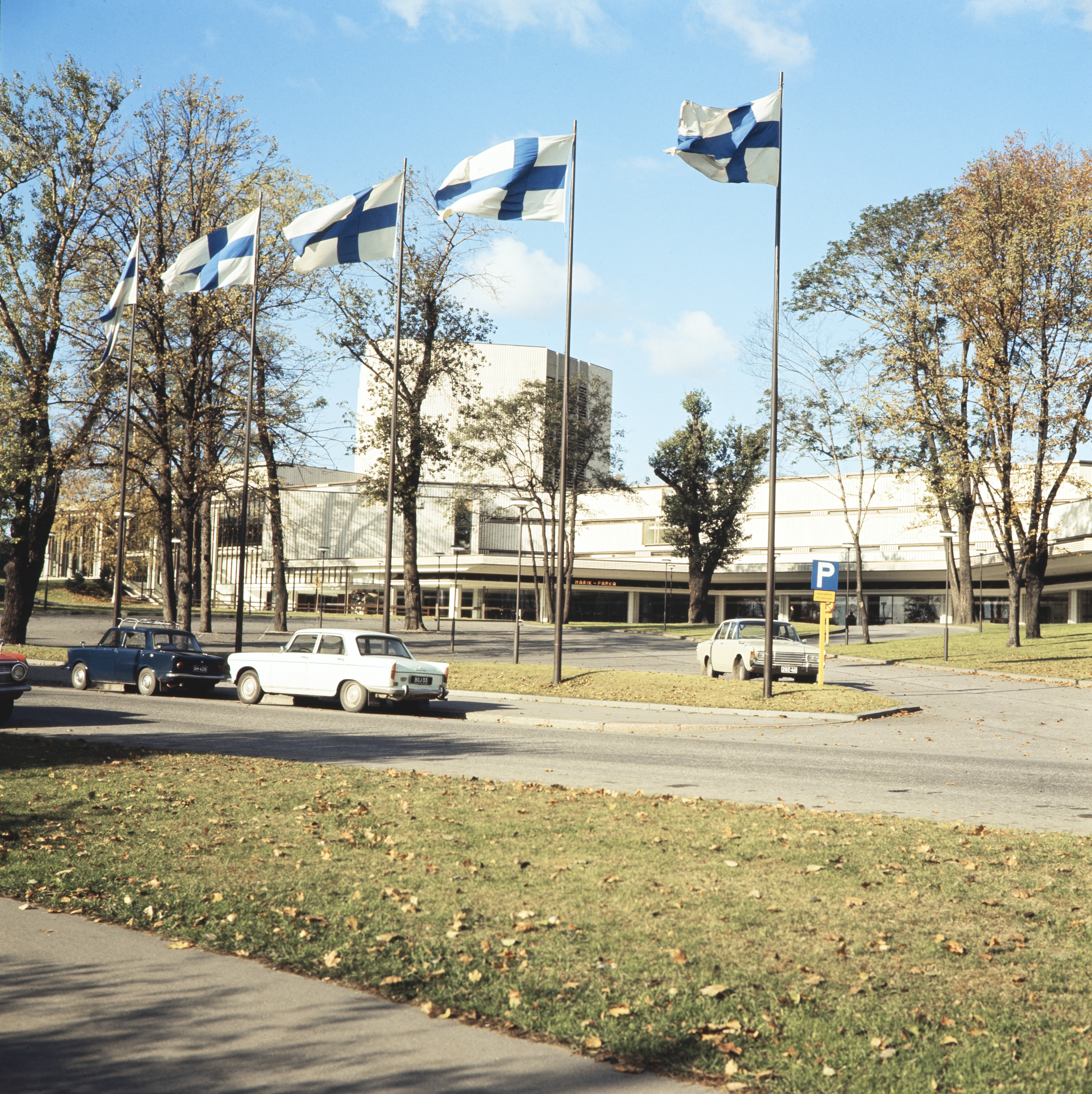 Helsingin Kaupunginteatteri on Suomen suurin ammattiteatteri, jonka ohjelmistossa on viidellä eri näyttämöllä ja lämpiöissä ulkomaisia ja suomalaisia puhenäytelmiä, komedioita ja musiikkiteatteria.