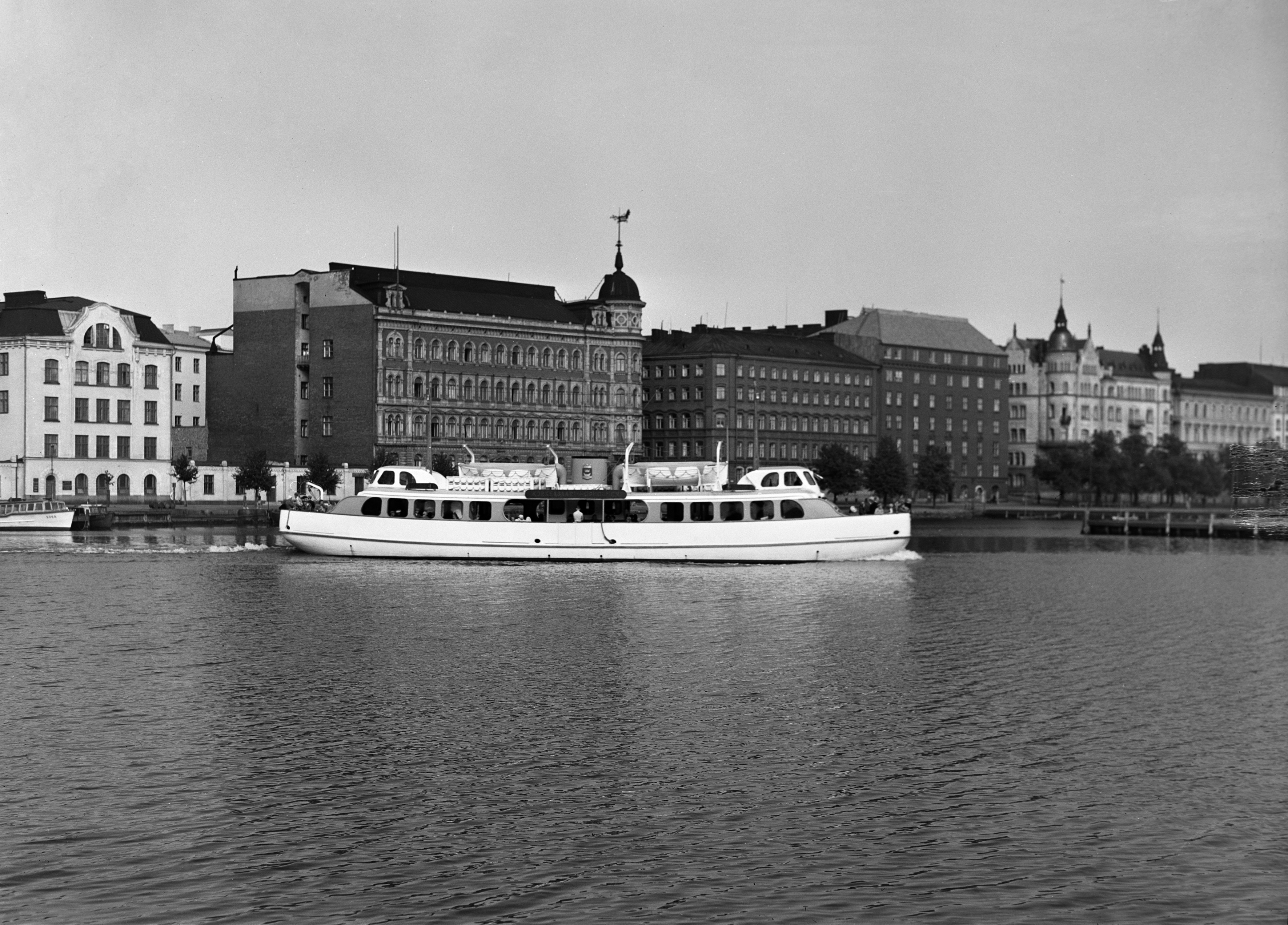 Korkeasaaren lautta lähdössä Pohjoisrannasta. Taustalla Pohjoisranta 2, 4, 6, 8, 10.