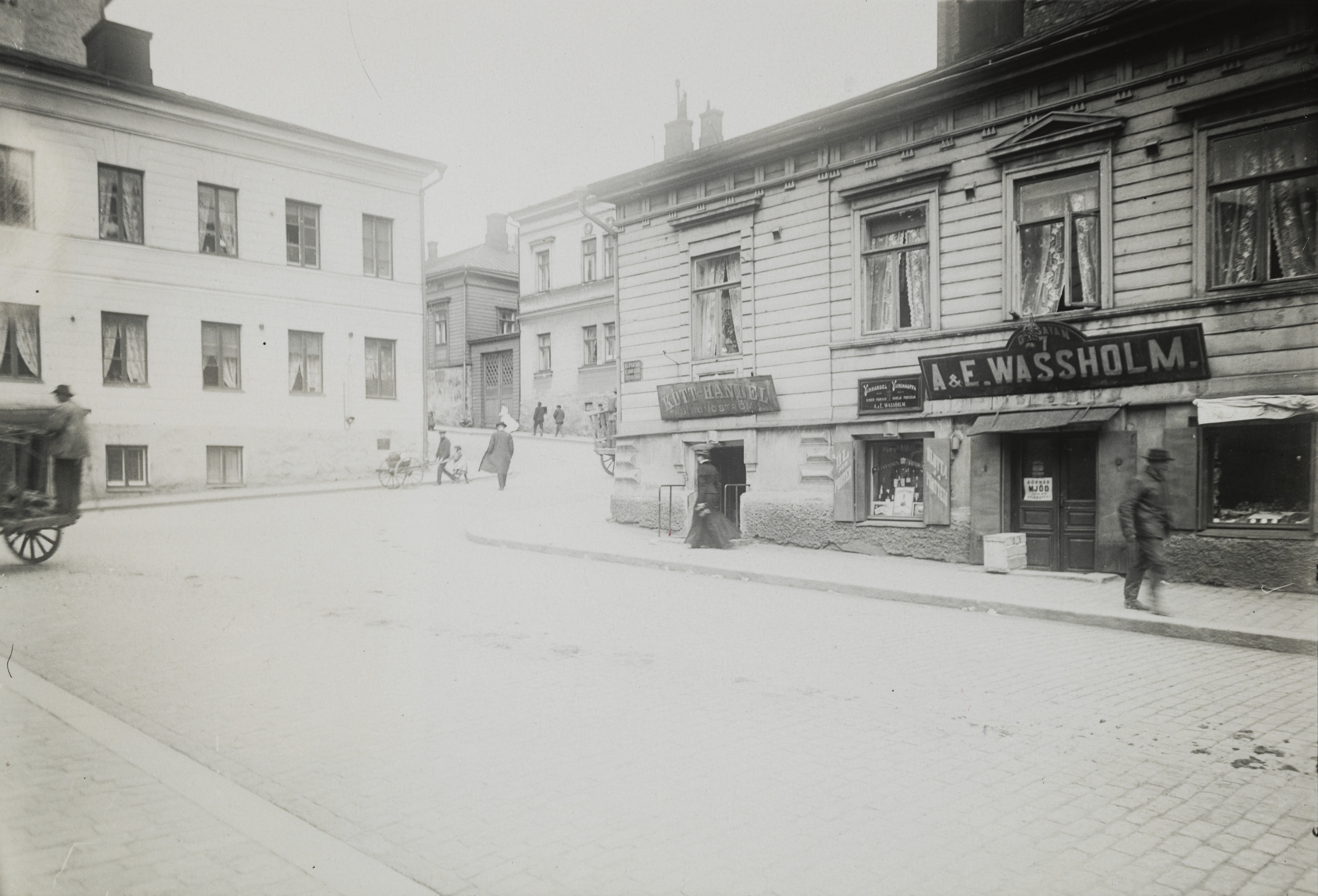 Vas. Hallituskatu 15 (nyk. Yliopistonkatu 5), oik. Kluuvikatu 7, jossa mm. S. Sundströmin lihakauppa sekä A & E. Wassholmin viinikauppa. Taustalla Vuorikatu 1.