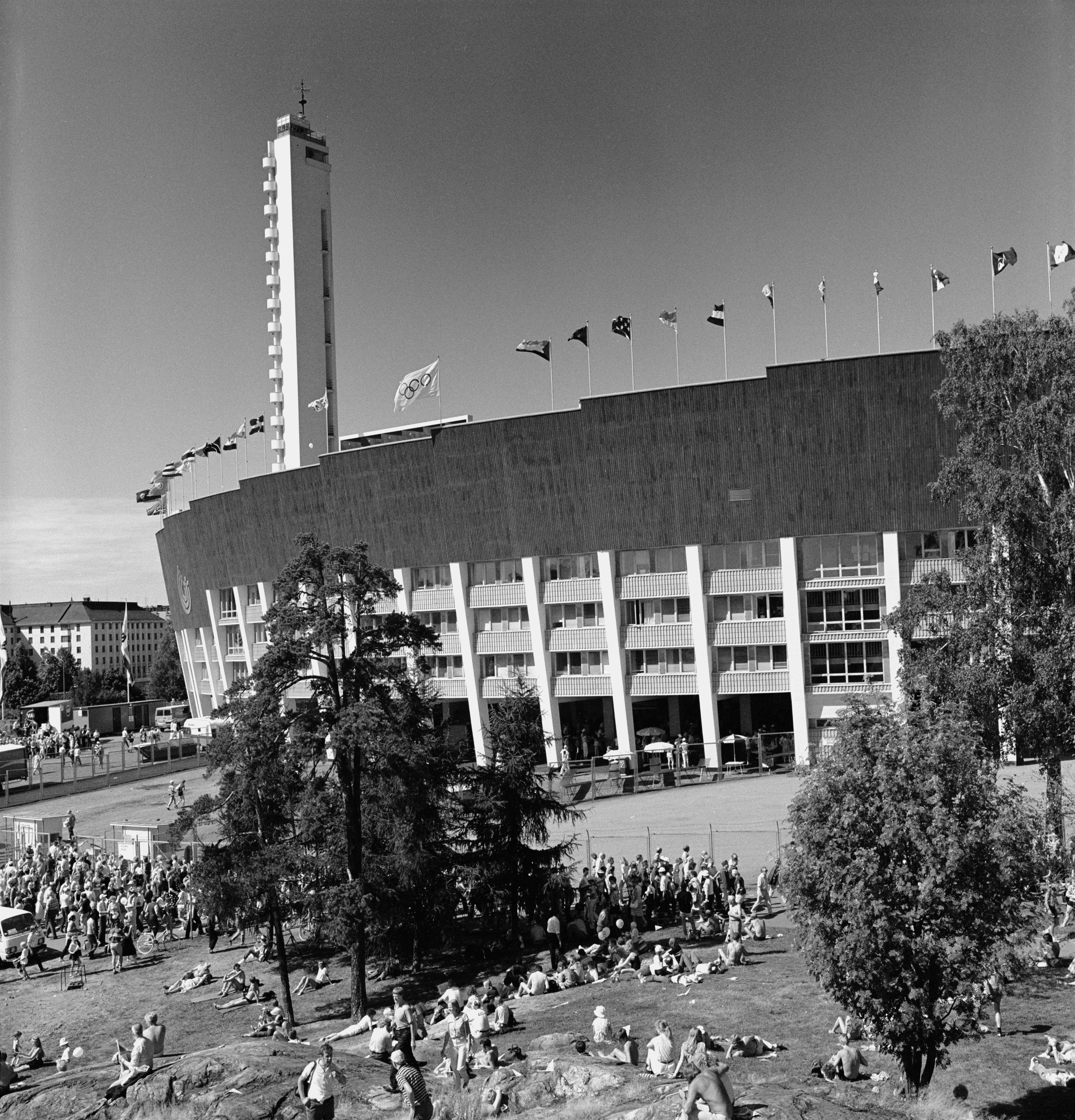 Yleisurheilun ensimmäiset maailmanmestaruuskisat Olympiastadionilla. Kisavieraita Eläintarhan puistossa.