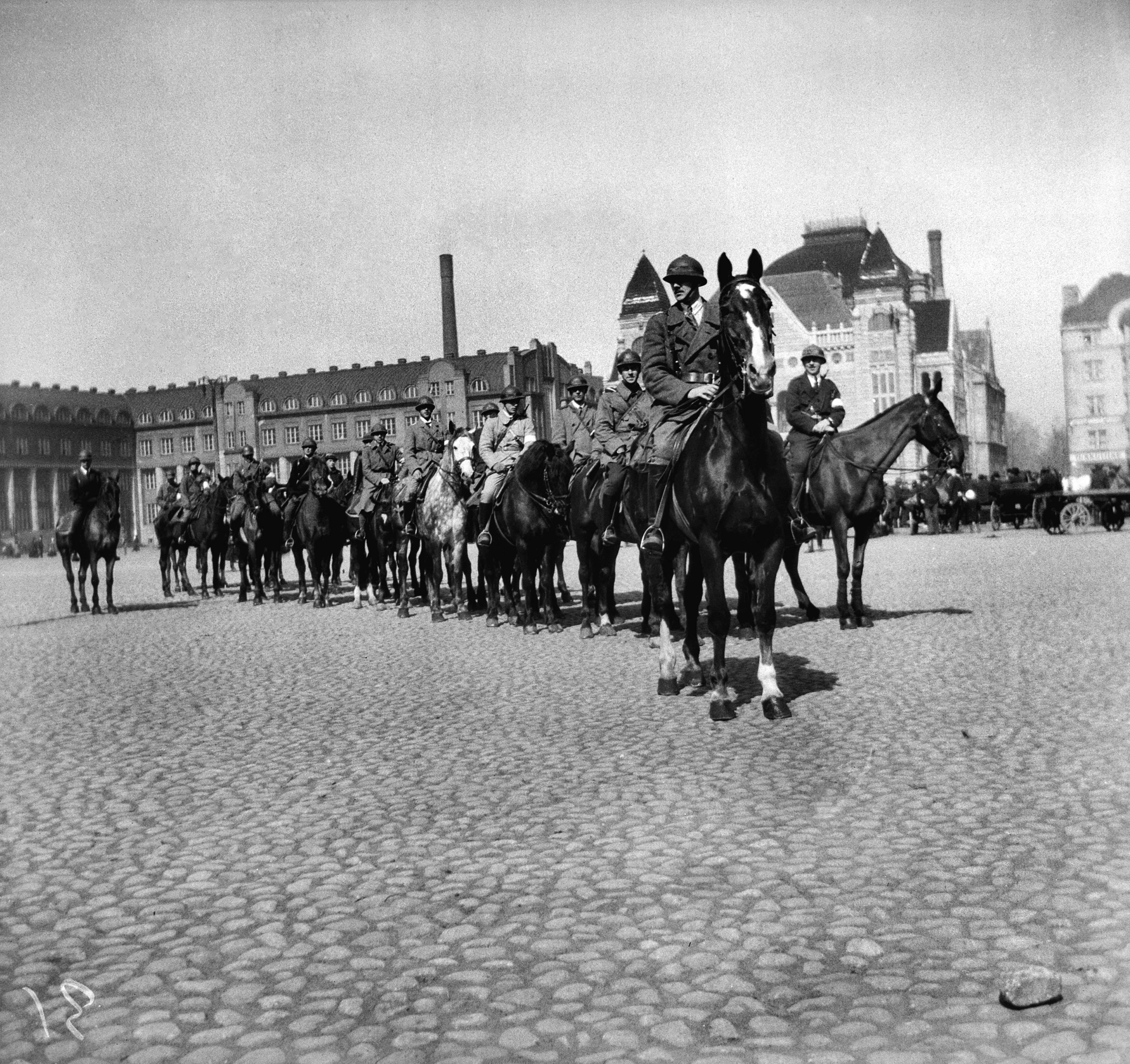 Helsingin valtaus 1918. Ratsastavaa valkokaartia Rautatientorilla.