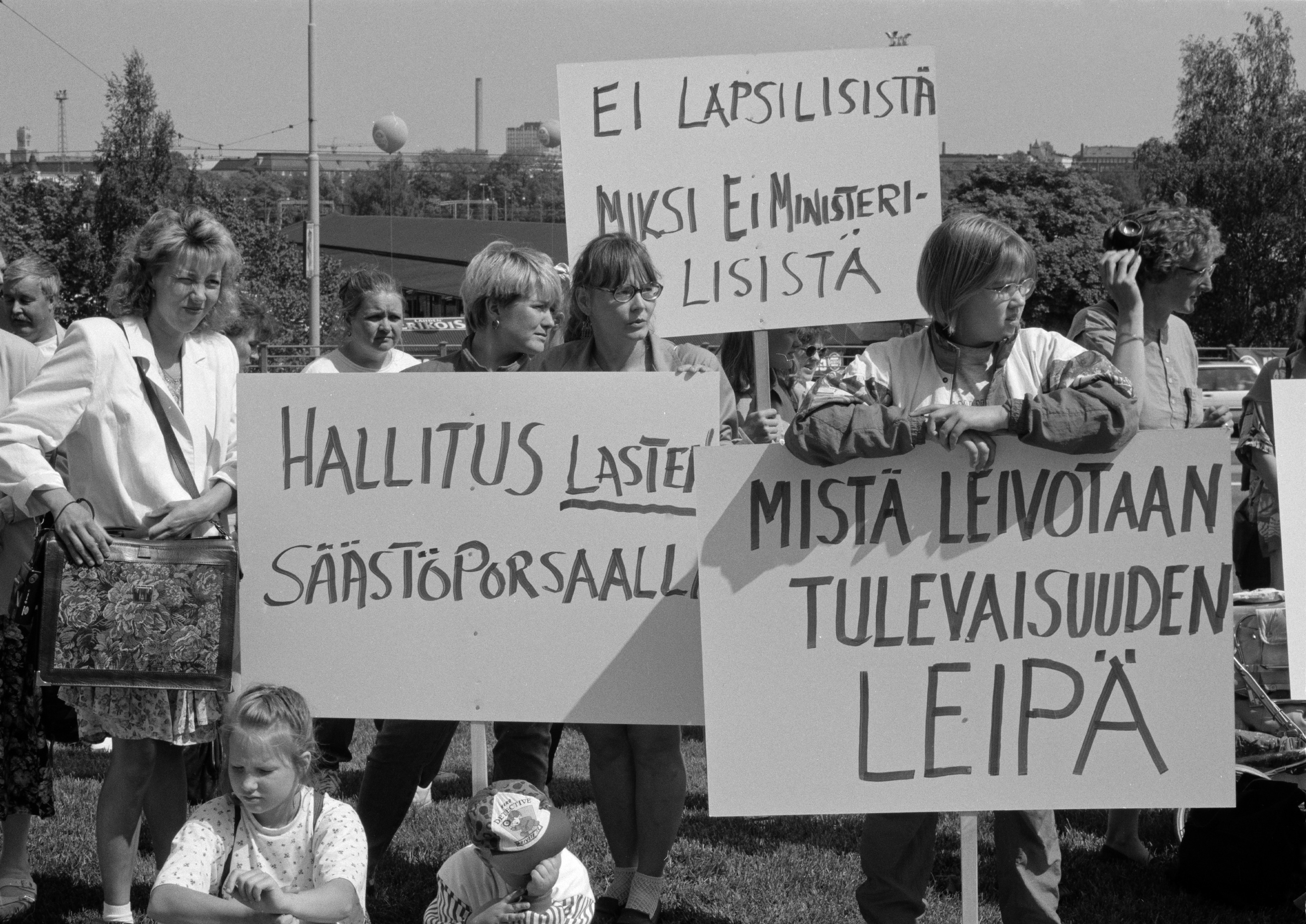 MTK:n mielenosoitus Eduskuntatalon edessä heinäkuussä 1995.