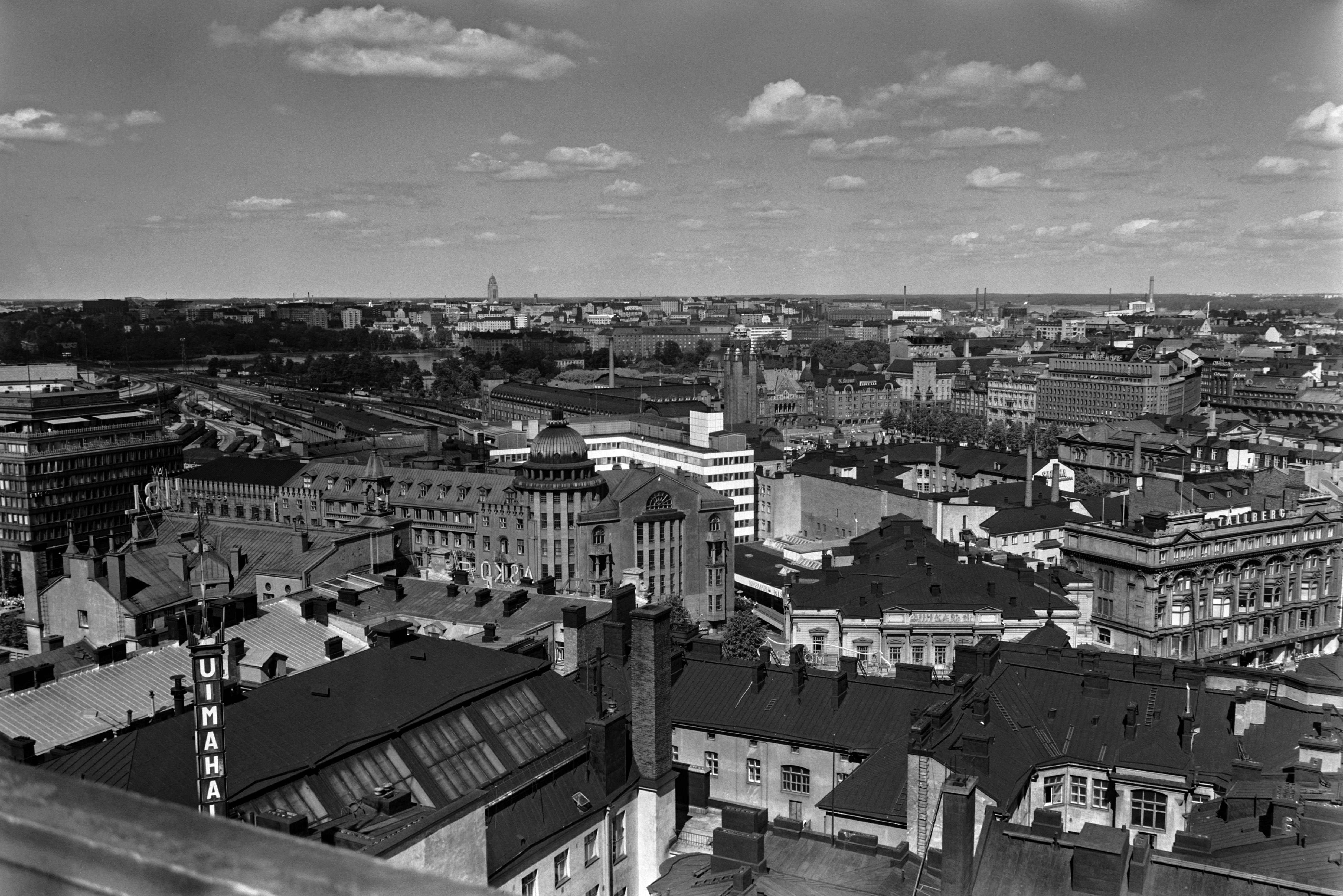 Panoraama Hotelli Tornista koilliseen. Etualalla Uusi ja Vanha ylioppilastalo. Taustalla Rautatientori.