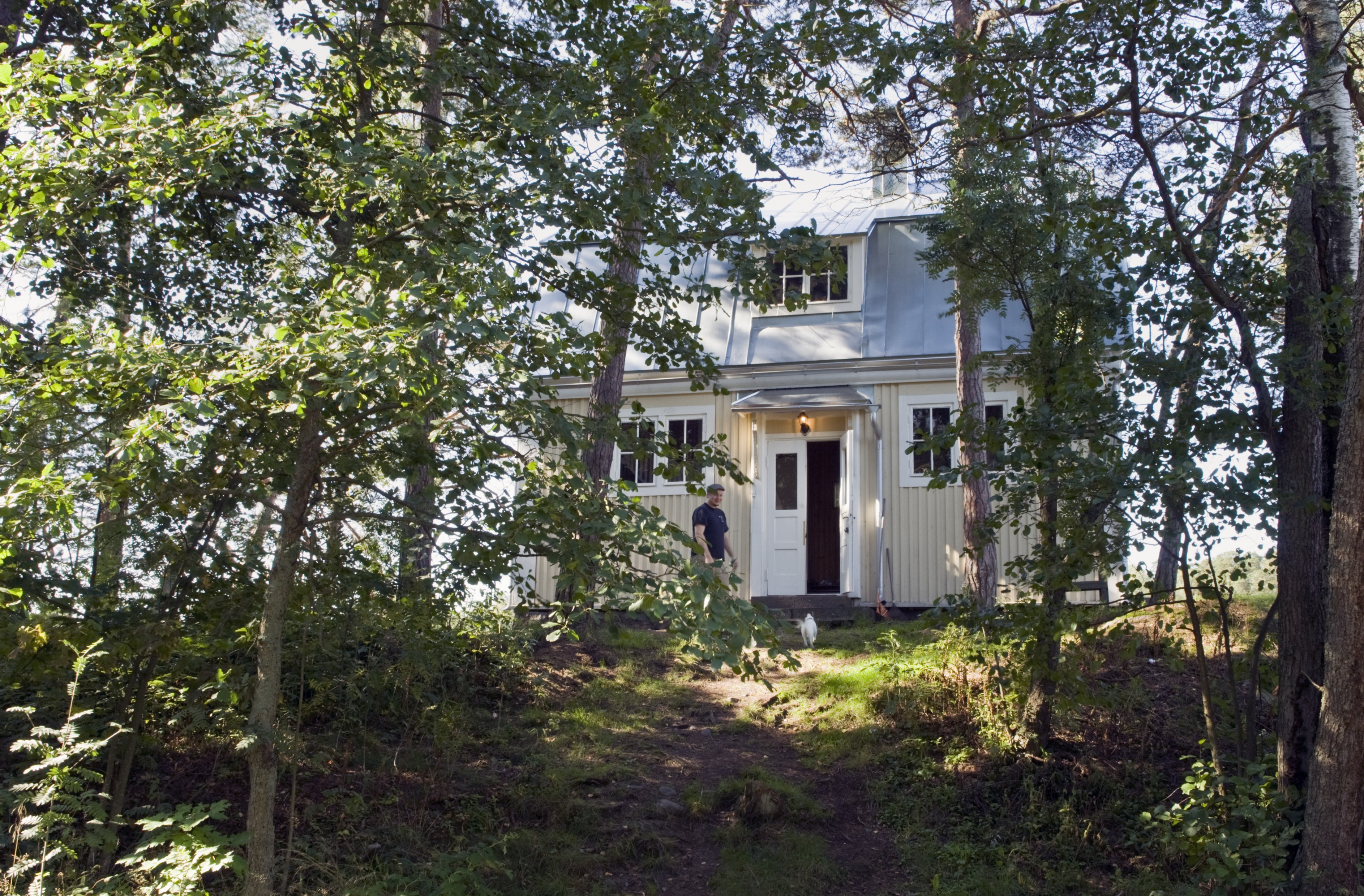 Laajasalo Nuottaniemi, Villa Norrmèn. Mies ja koira huvilan edustalla.